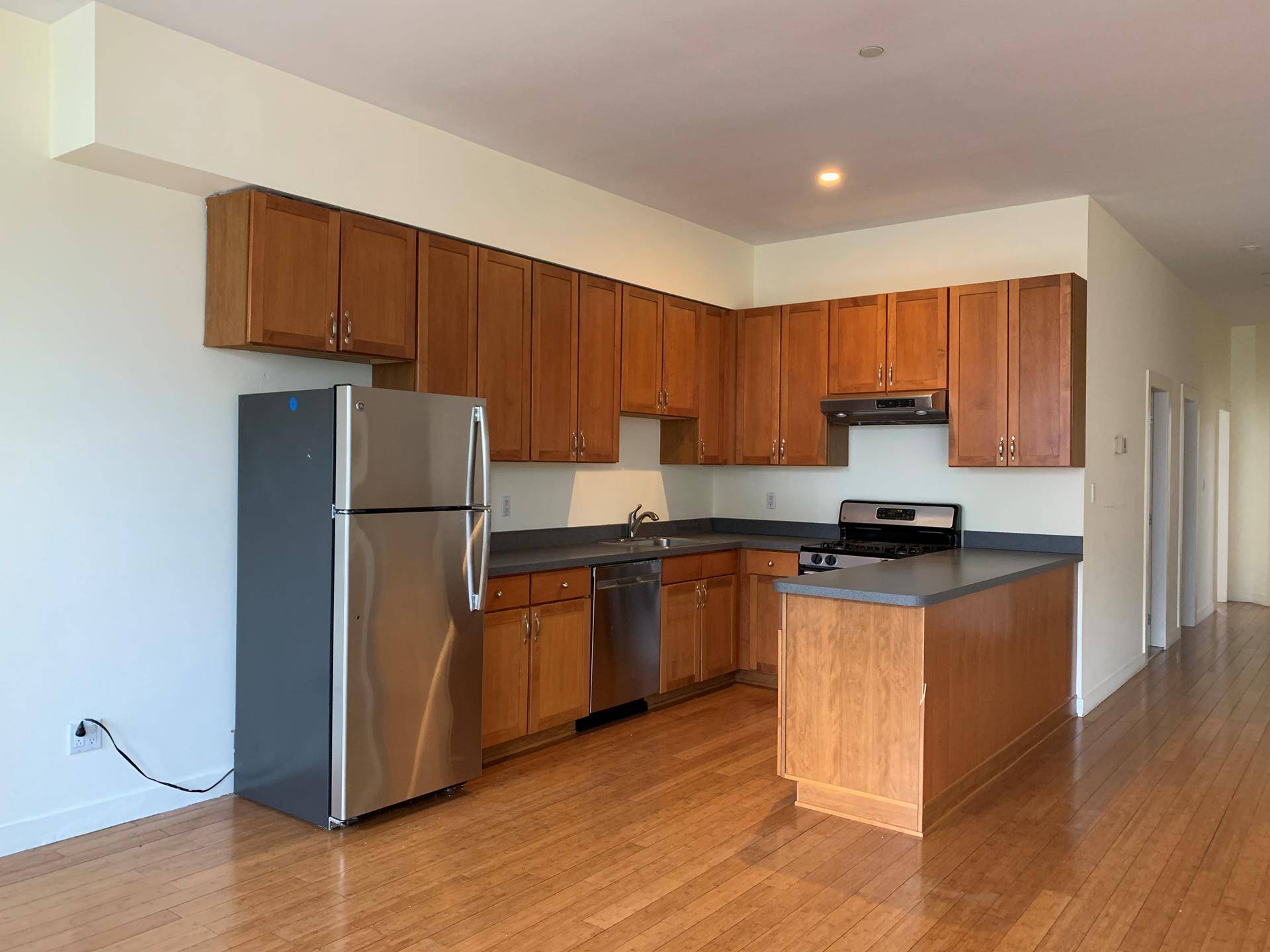 Available Immediately Virtual Tours AvailableLocated in the heart of Hunters Point, this walk up 3rd floor 2 bedroom residence boasts nearly 1, 200 SF and features 11' ceilings, generous closet, ...