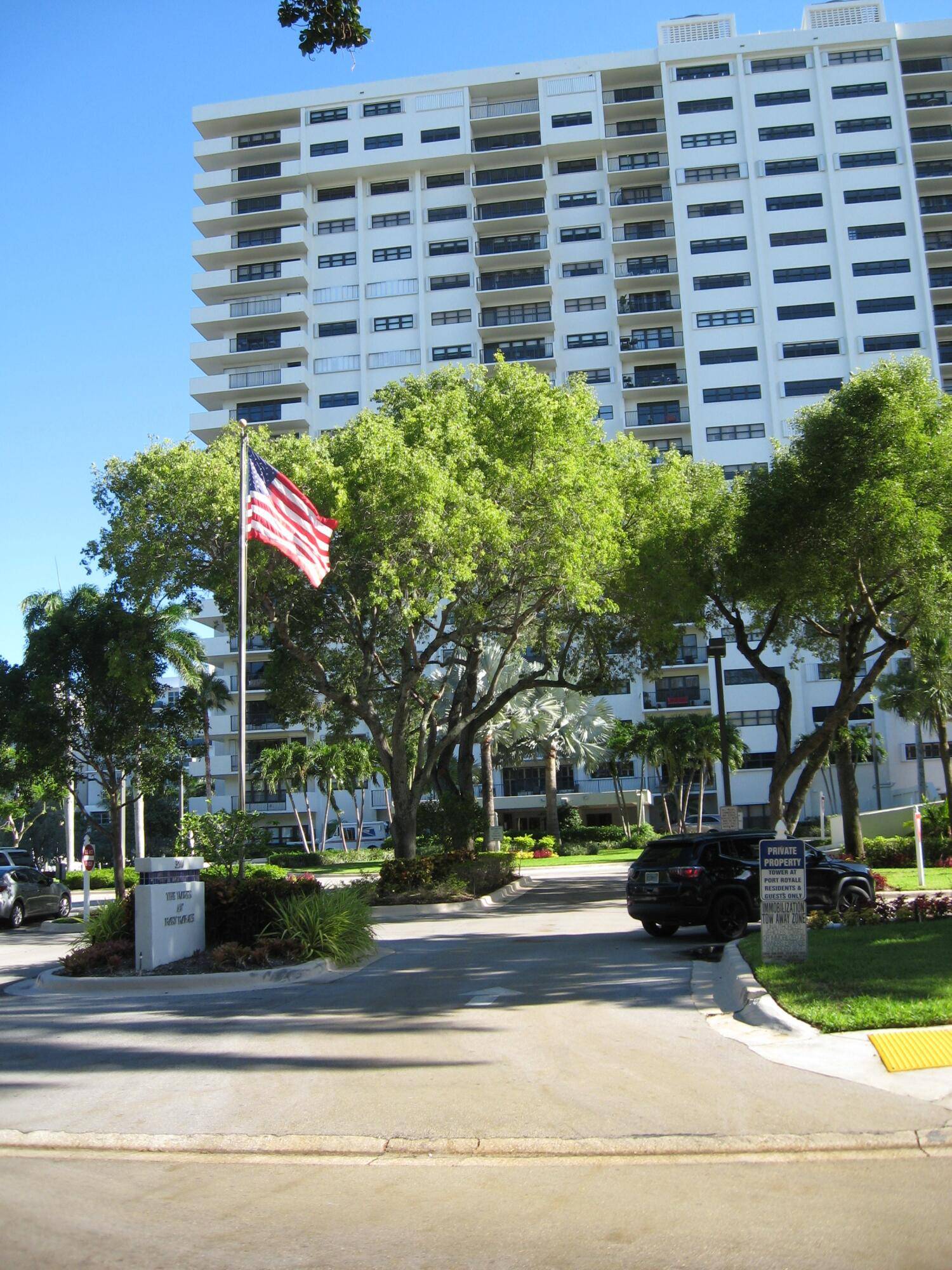 MOVE RIGHT IN ! The Tower at Port Royale is a waterfront condominium in Fort Lauderdale with a Marina connecting to the Intracoastal Waterway.
