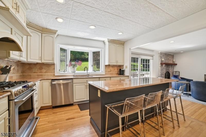 Breakfast Bar w/seating for 4