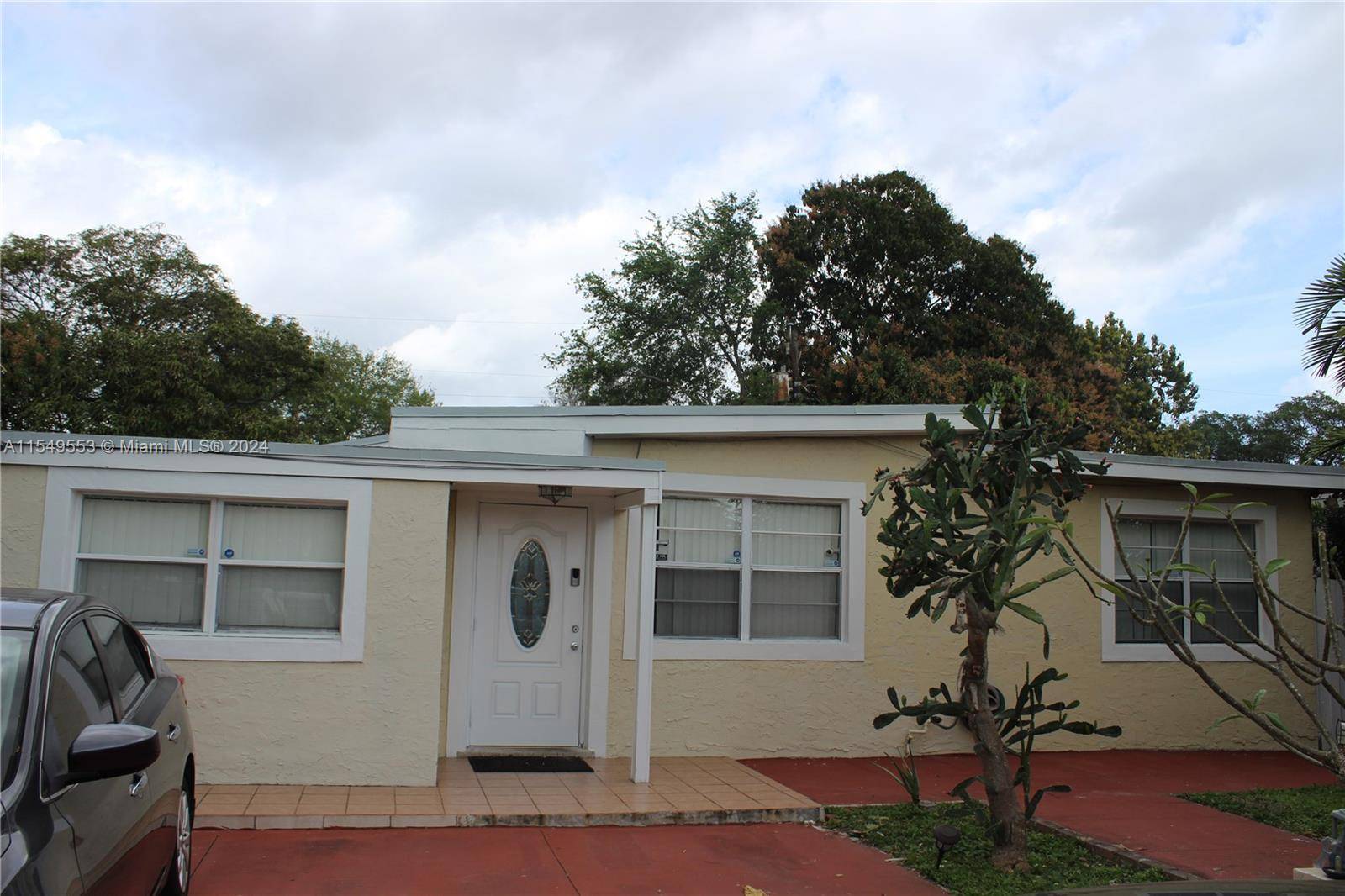Excellent opportunity to own a wonderful home in the city of Miramar, centrally located with quick access to all major highways.