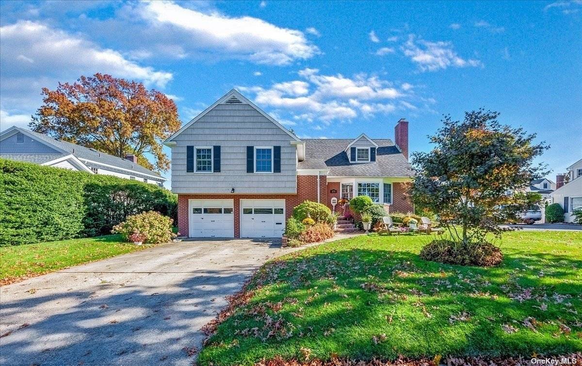 Welcome to this warm and inviting Split level home in the heart of the Estates.
