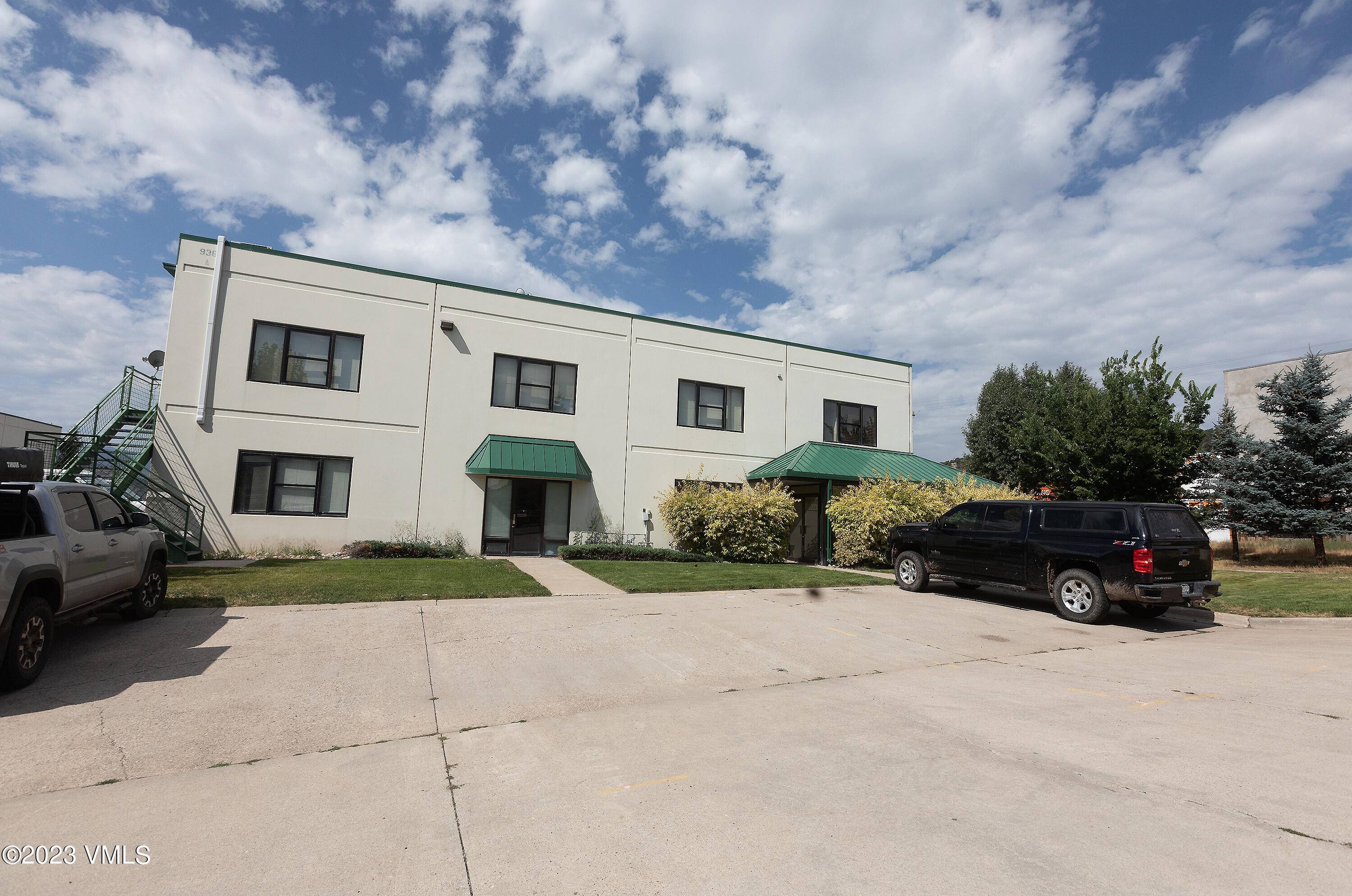 Discover the perfect opportunity to elevate your business operations with this remarkable large office space located on Chambers in Eagle.