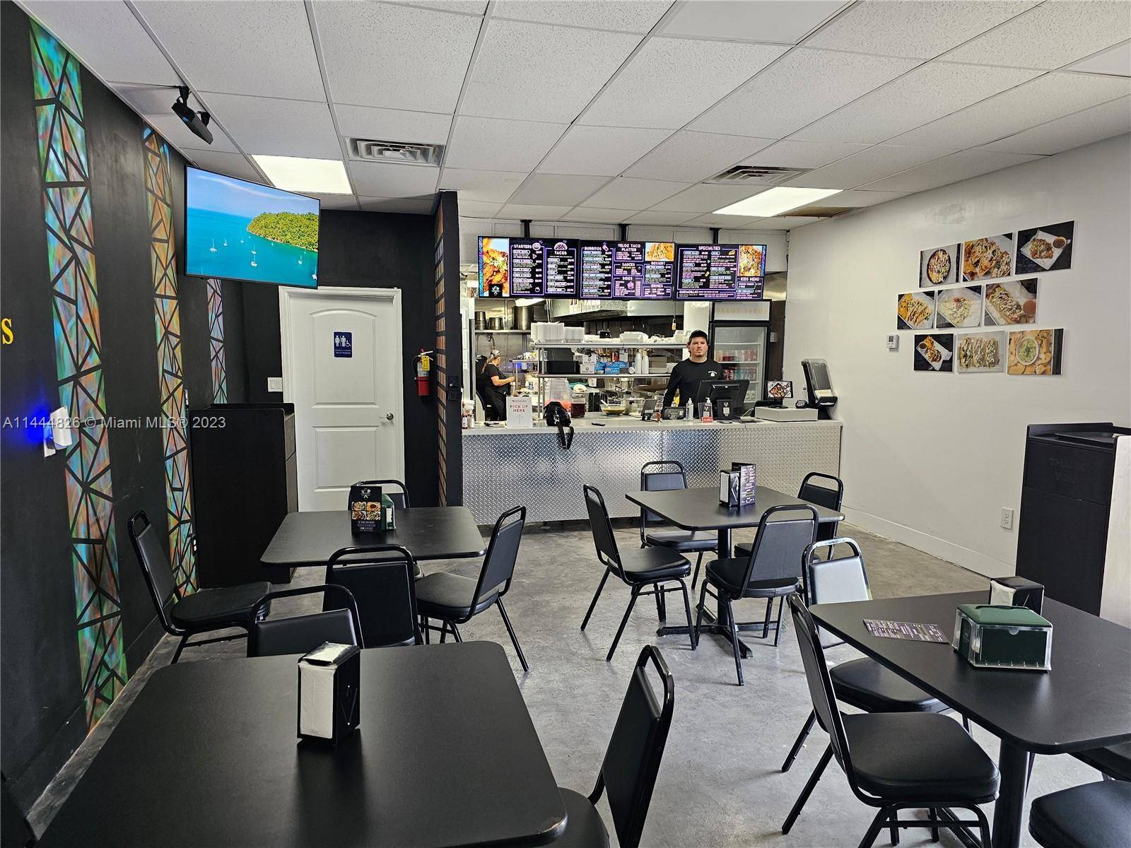 Wonderful restaurant with an amazing location in heavy traffic avenue in Doral in the middle of and industrial area, delivery service is strong !