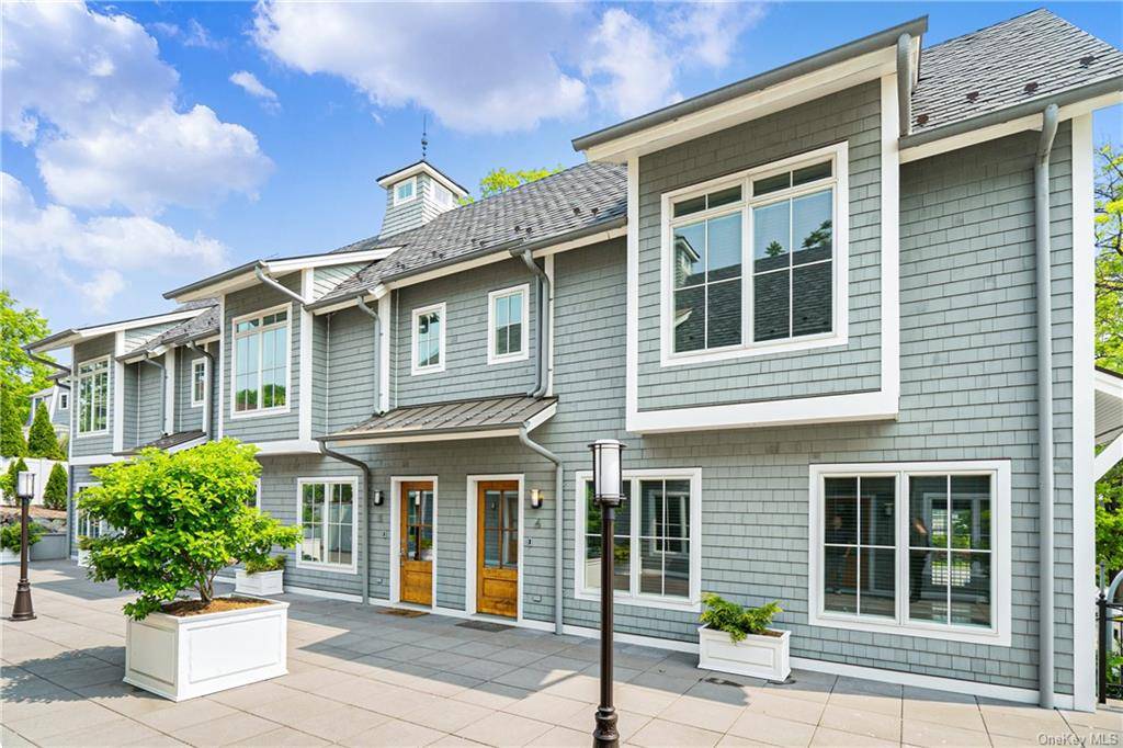 Luxury townhome in the heart of Mamaroneck right across the street from the Long Island Sound Harbor Island Park and close proximity to Metro North, shops, schools and restaurants.
