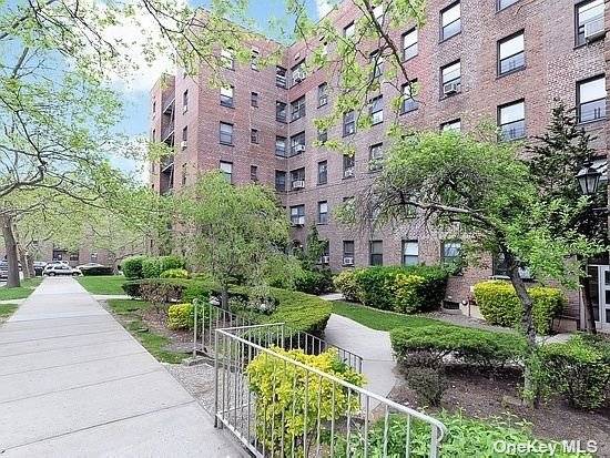 We are happy to present a lovely 2 bedroom co op for sale in Flushing !