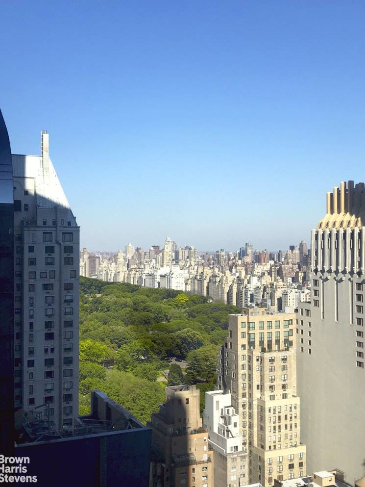 Perched high atop the New York City skyline along Billionaires Row, this spacious 44th floor 1 bedroom, 1.