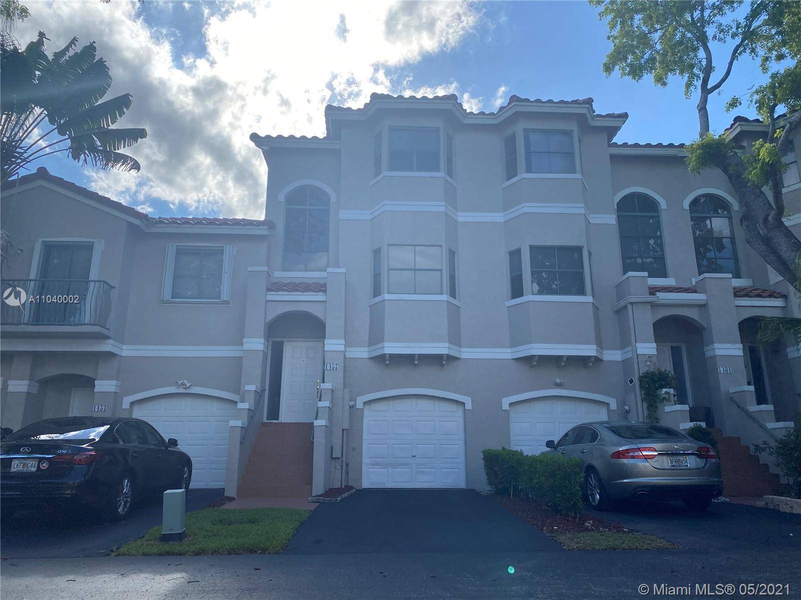 Gorgeous 3 bedroom 2. 5 bathroom townhouse with bonus loft located in the sought after Residence of Sawgrass Mills.