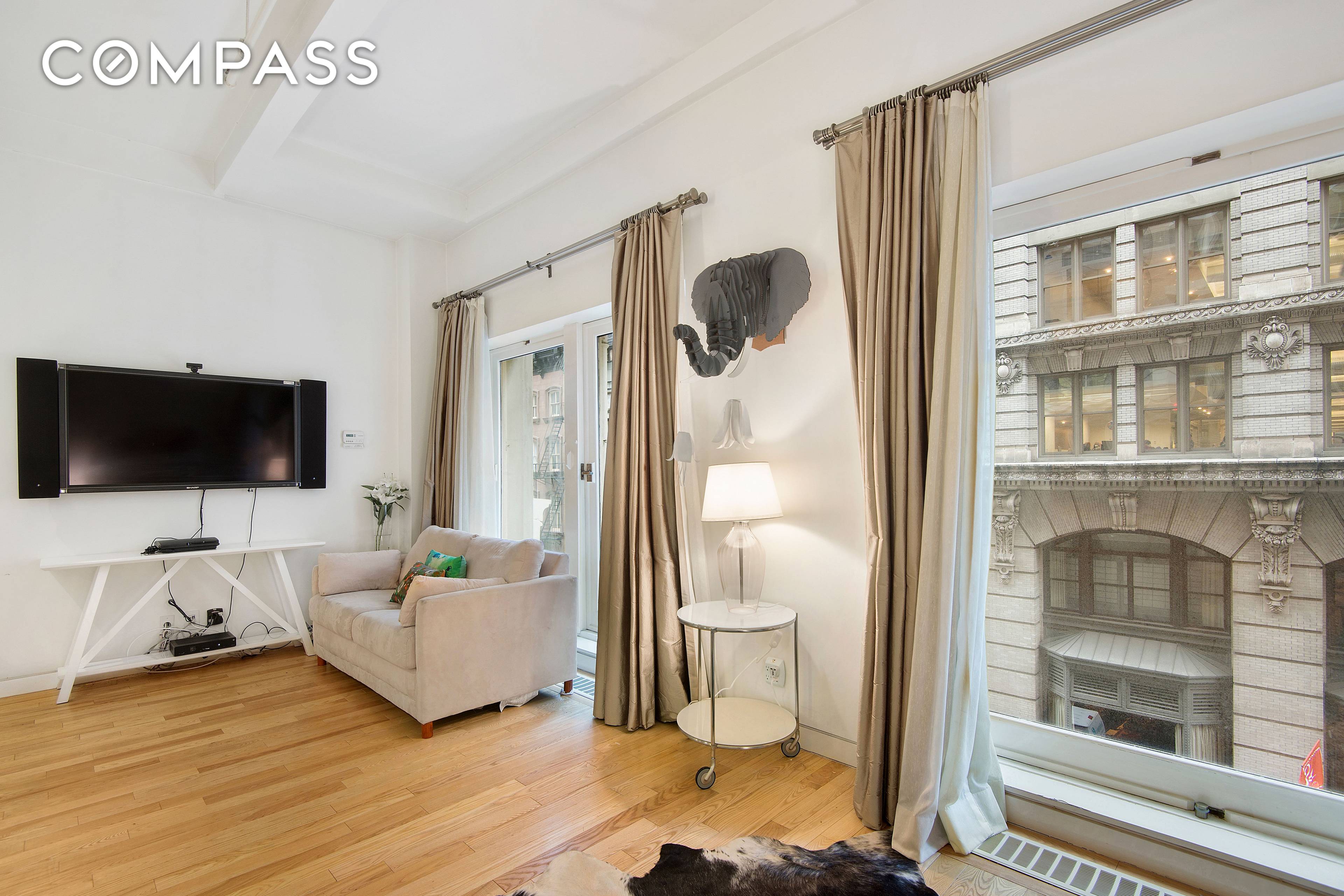 Dolce Vita and modernity awaits a discerned renter in this alluring residence, strategically located in the Flatiron district.