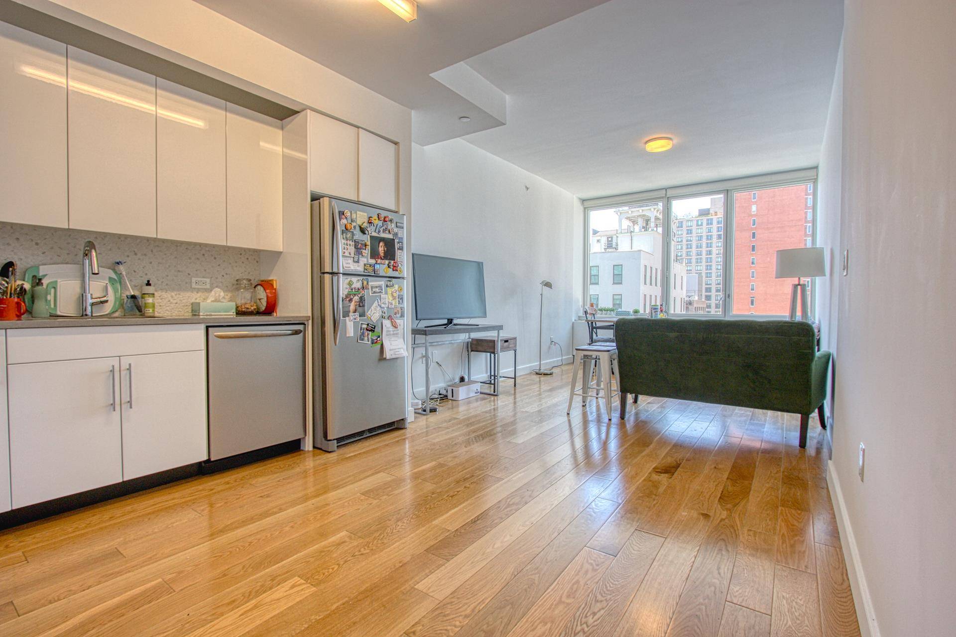 Make this modern studio apartment your new home at the luxurious 33 Bond building in Downtown Brooklyn !