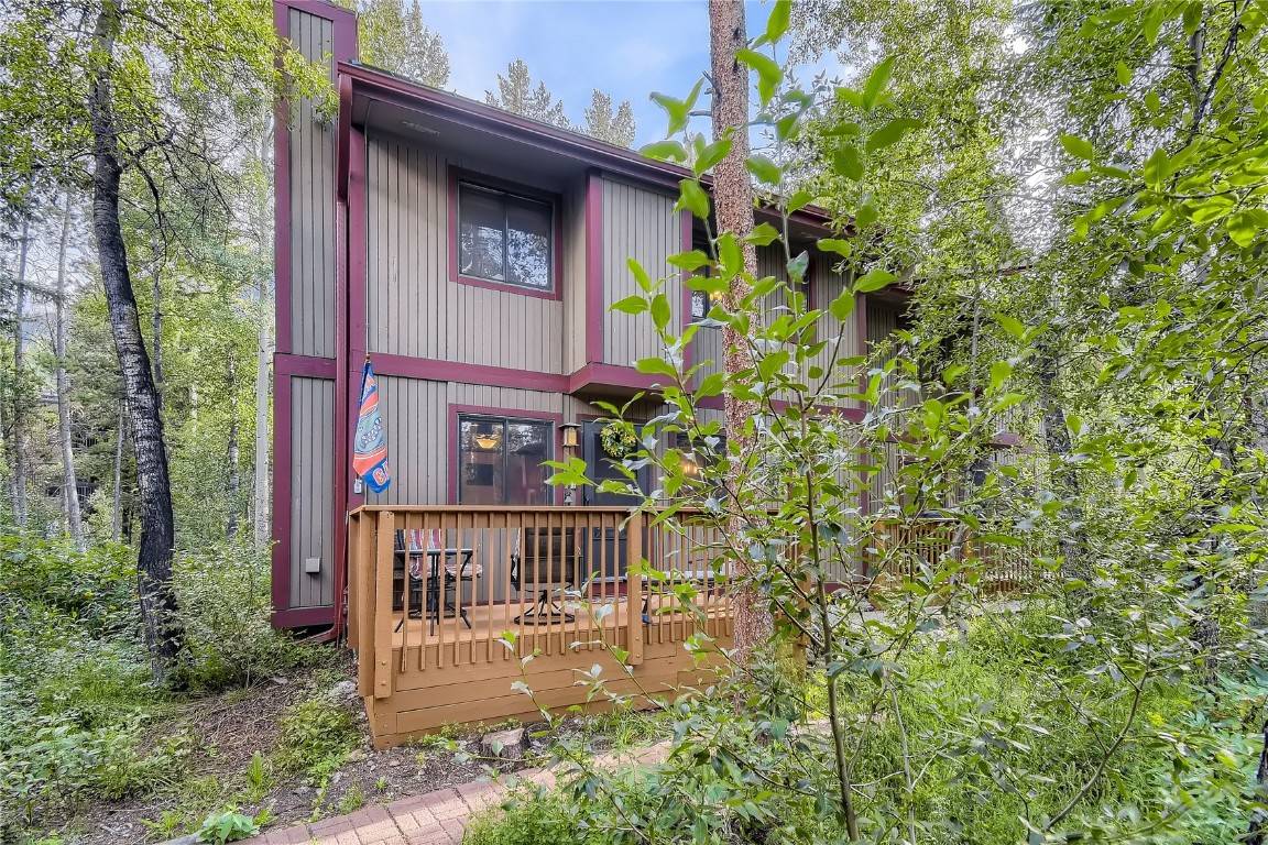 Ski season is here and this cozy condo is the perfect mountain home !