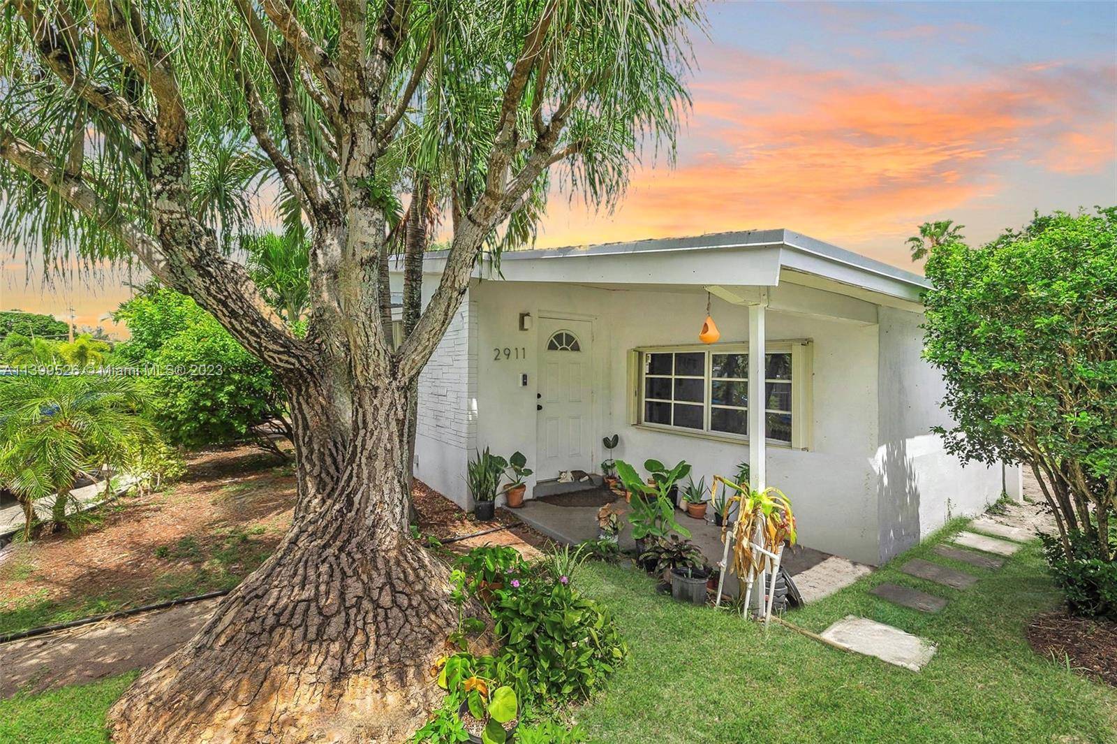 Gorgeous, Renovated 4 Bed 2 Bath Home in an Adorable Cul De Sac Neighborhood in Ft Lauderdale !