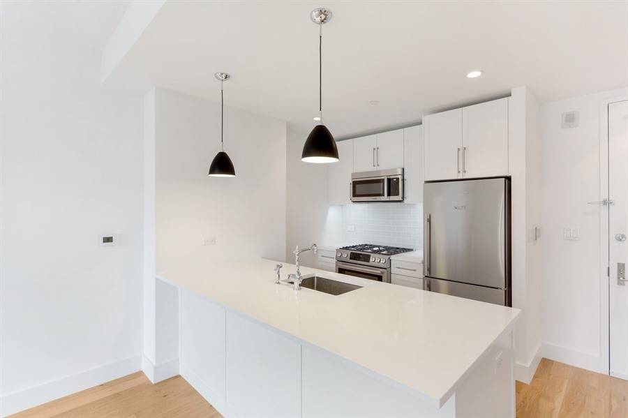 Beautiful 1 bedroom rental available at The Harrison, a 3 year old condominium conveniently located in Court Square, Long Island City.