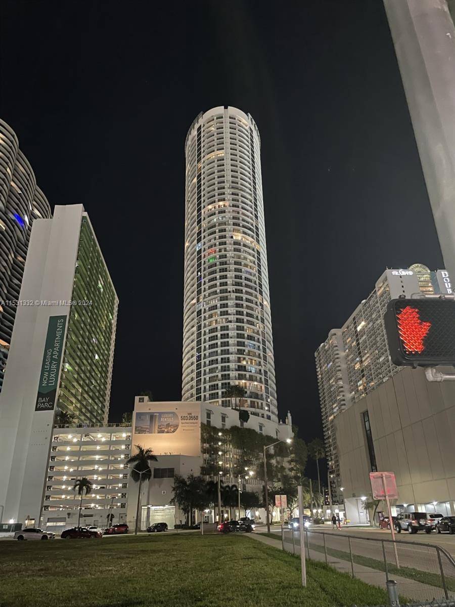 APRIL OFFER 3600 LOCATION Downtown, Brickell a few minutes Don't miss this spectacular view in a quiet neighborhood with a park.