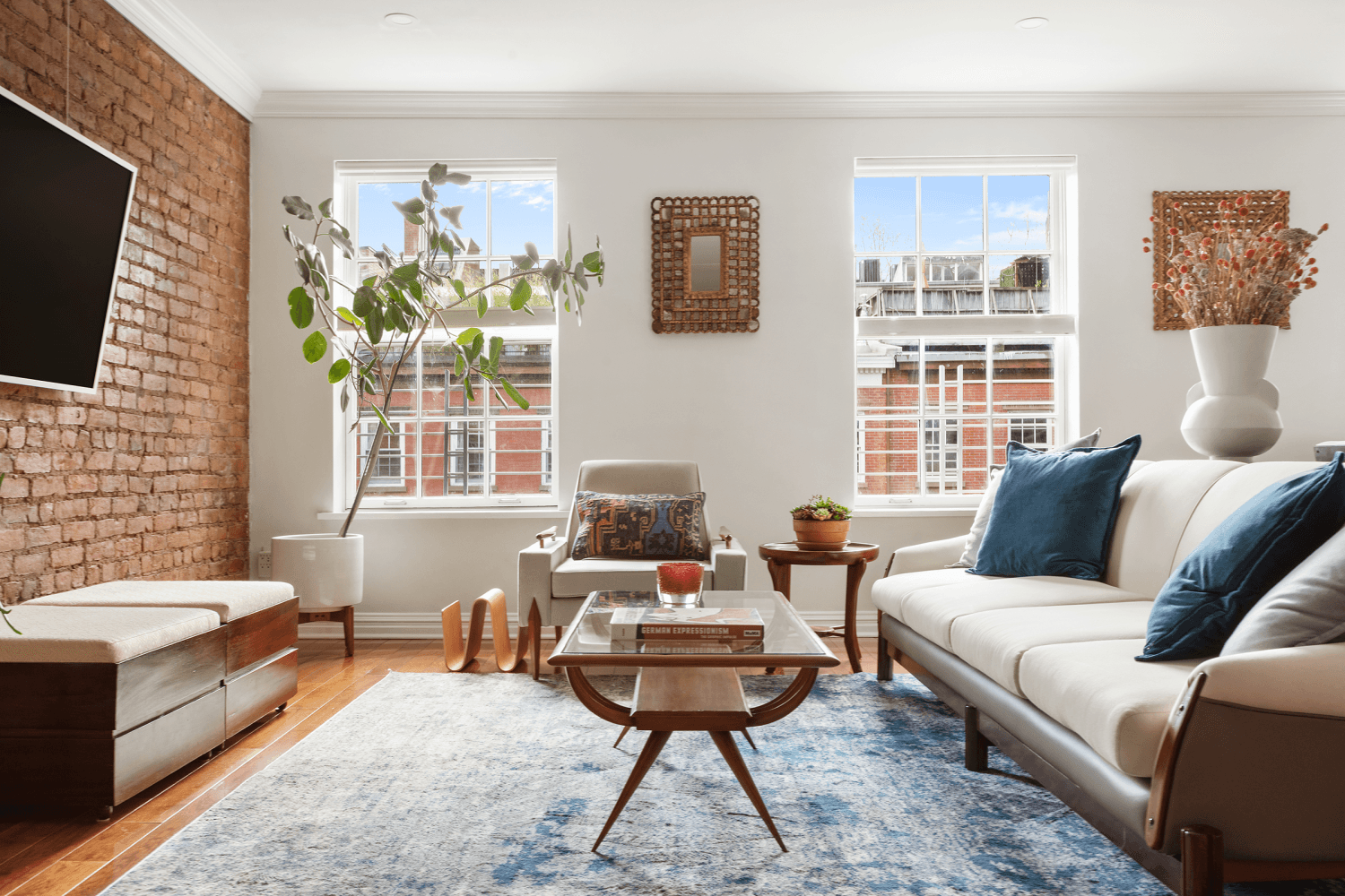 Truly a dream home in the heart of Chelsea, this gorgeously renovated duplexhomeoffers an unparalleled living experience featuring 2 bedrooms, 2 bathrooms, and a remarkable 600 square foot private rooftop ...