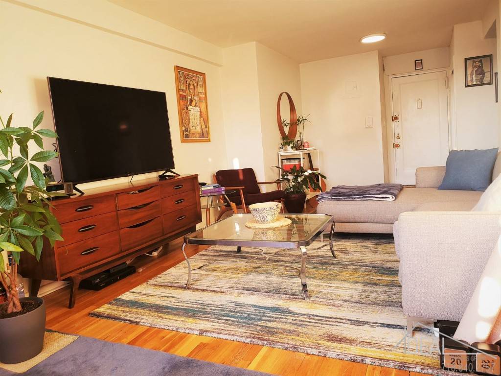 The most charming apartment in Woodside on the market !