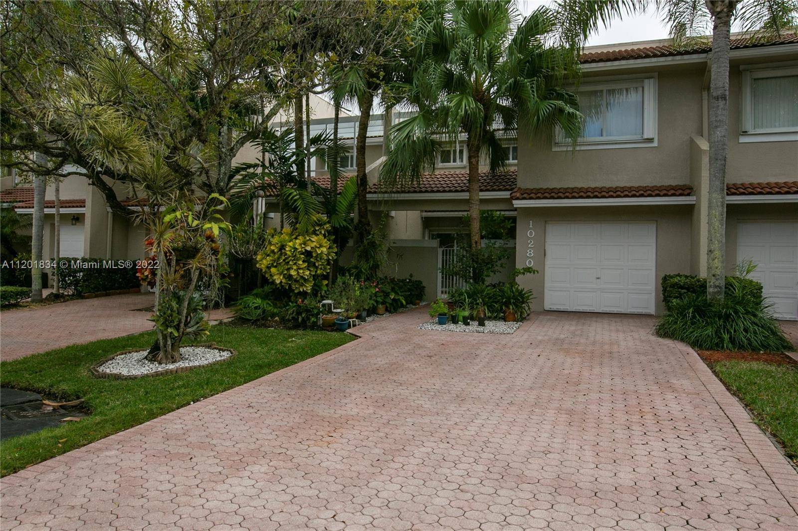 Gated community townhouse in the heart of Doral Park.