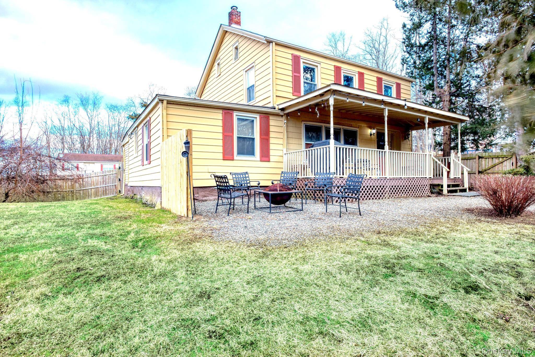 The Porch House on the Rondout A 1901 Kingston Classic with Modern Soul If you've been dreaming of a Hudson Valley escape that blends architectural soul with everyday ease, this ...
