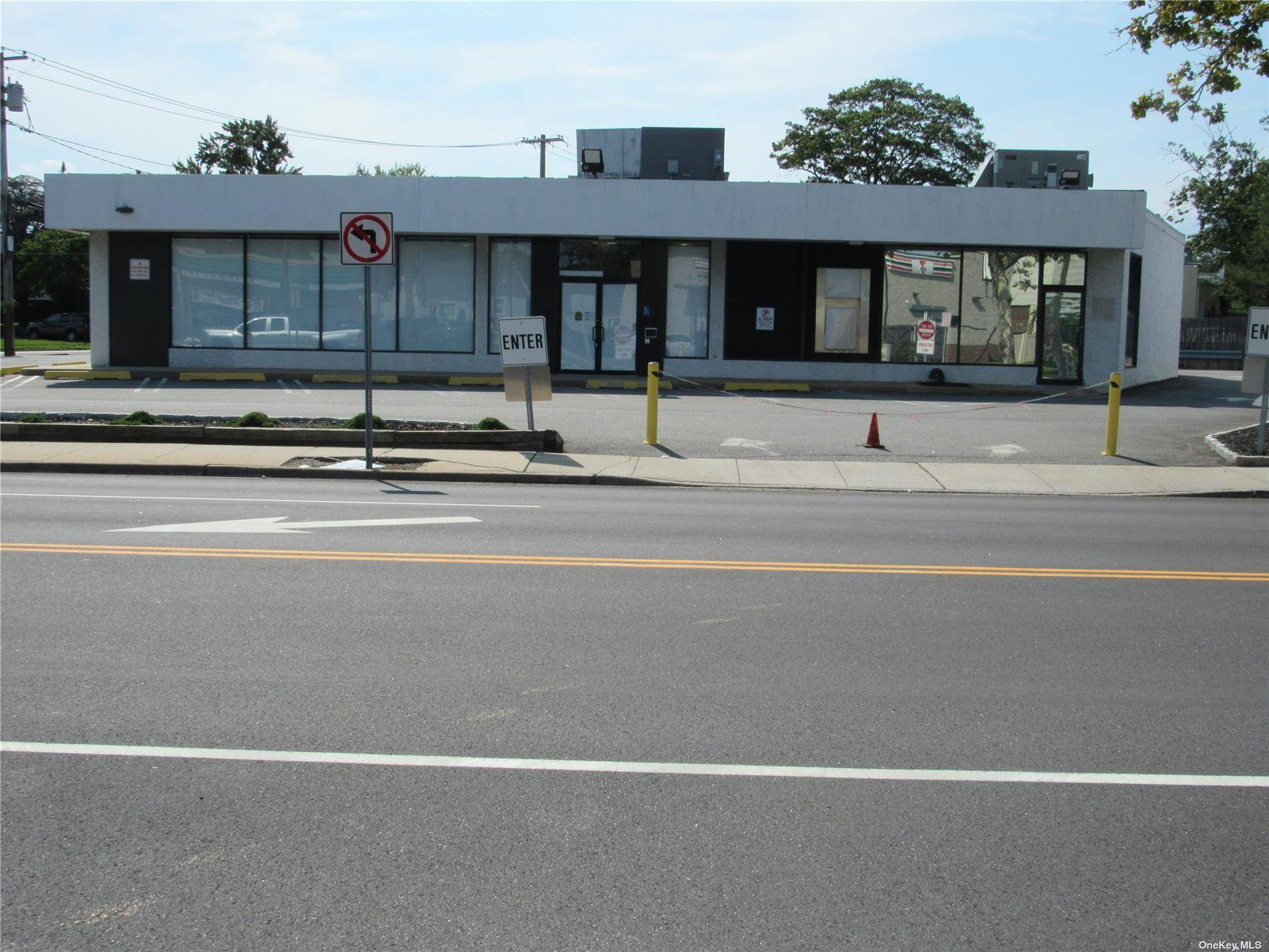 Excellent 4, 295 sq ft Opportunity to lease the finest Commercial space on the South Shore of Long Island at the 5 Point intersection of Franklin amp ; Hendrickson Avenues.