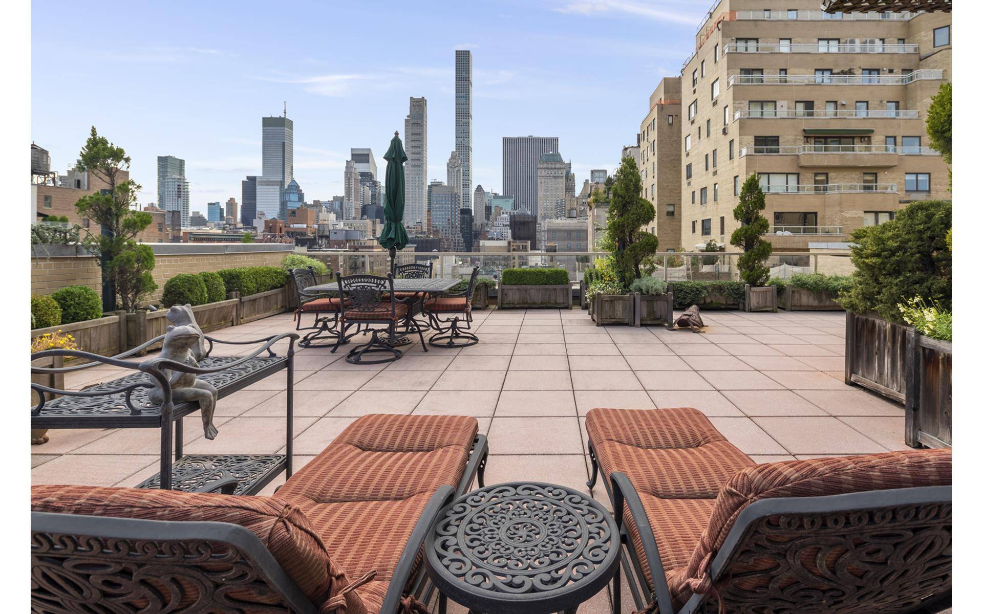 No need for a weekend home outside Manhattan when you live in this unique apartment on 5th Avenue !