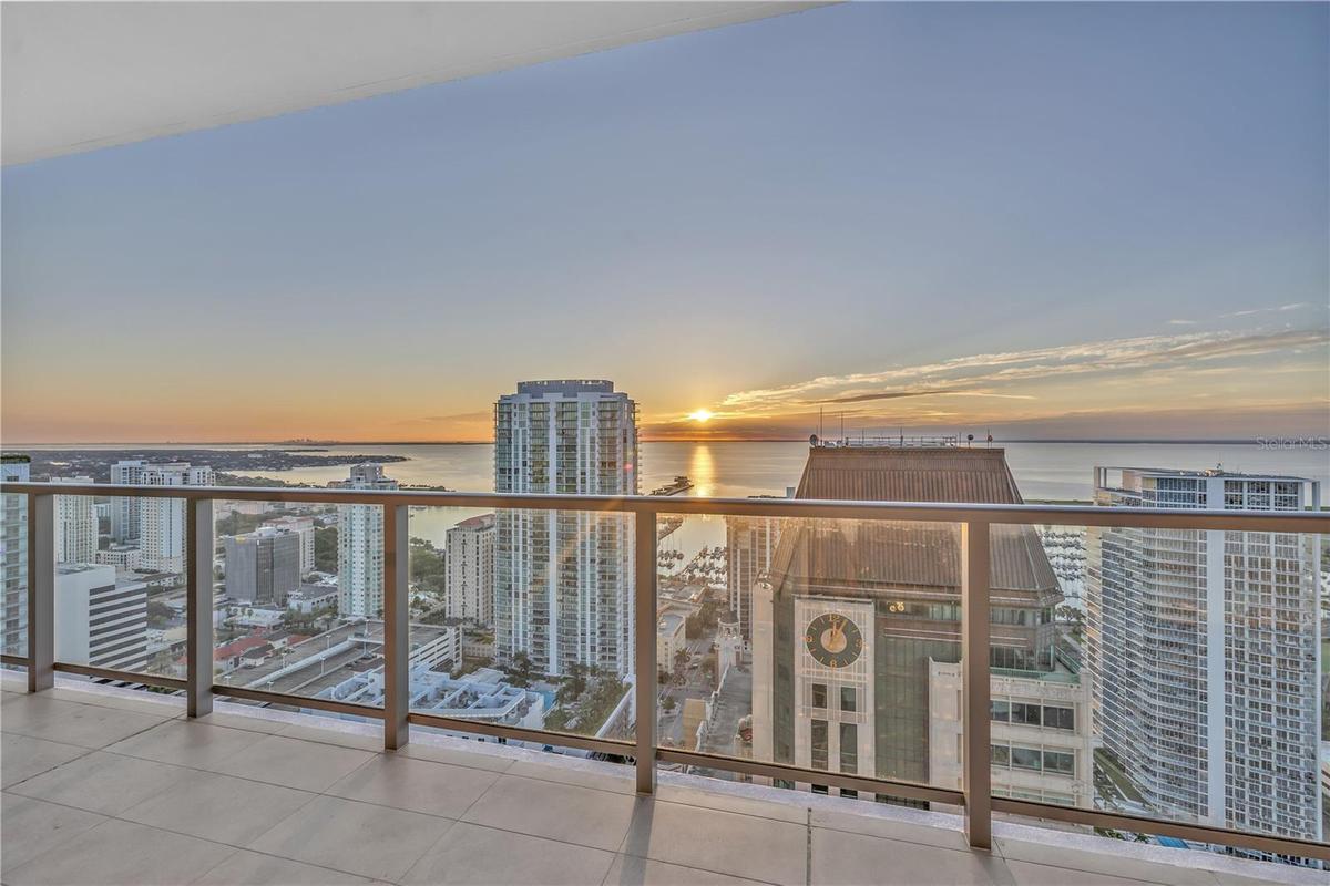 Art House 37th Floor Sunrise - Due East