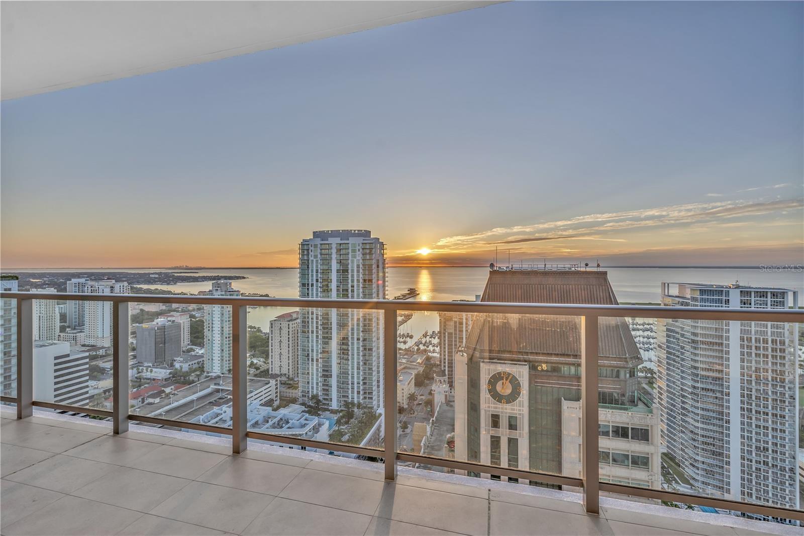 Art House 37th Floor Sunrise - Due East