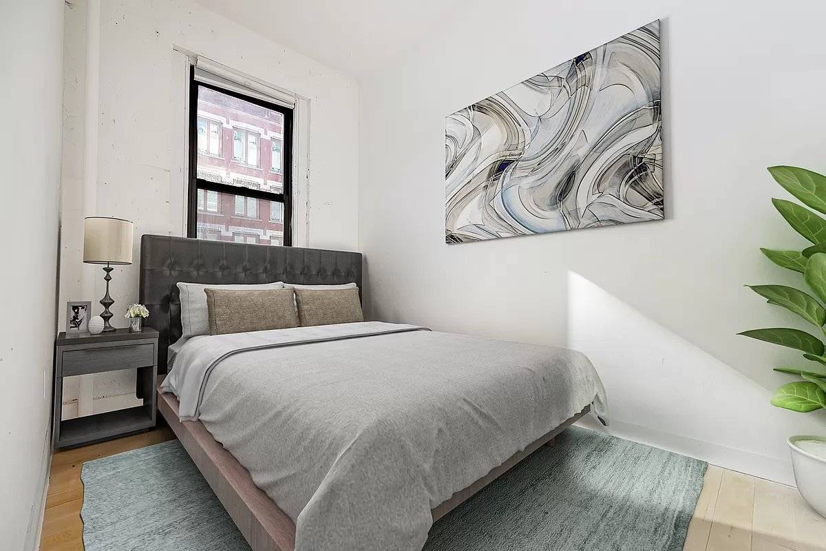 WELCOME HOME TO YOUR BEAUTIFULLY RENOVATED SOHO APARTMENTAvailable June 1Shared rooftop !