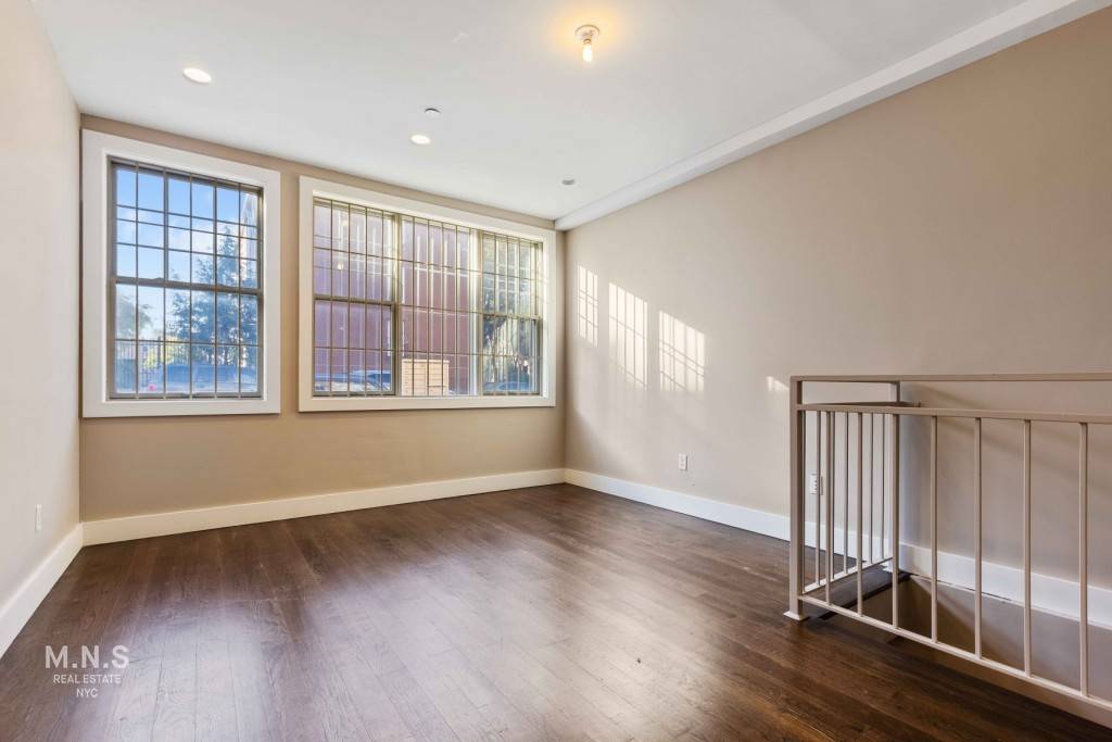Beautiful Four Bedroom Apartment Available 8 5 in Clinton Hill No Fee !