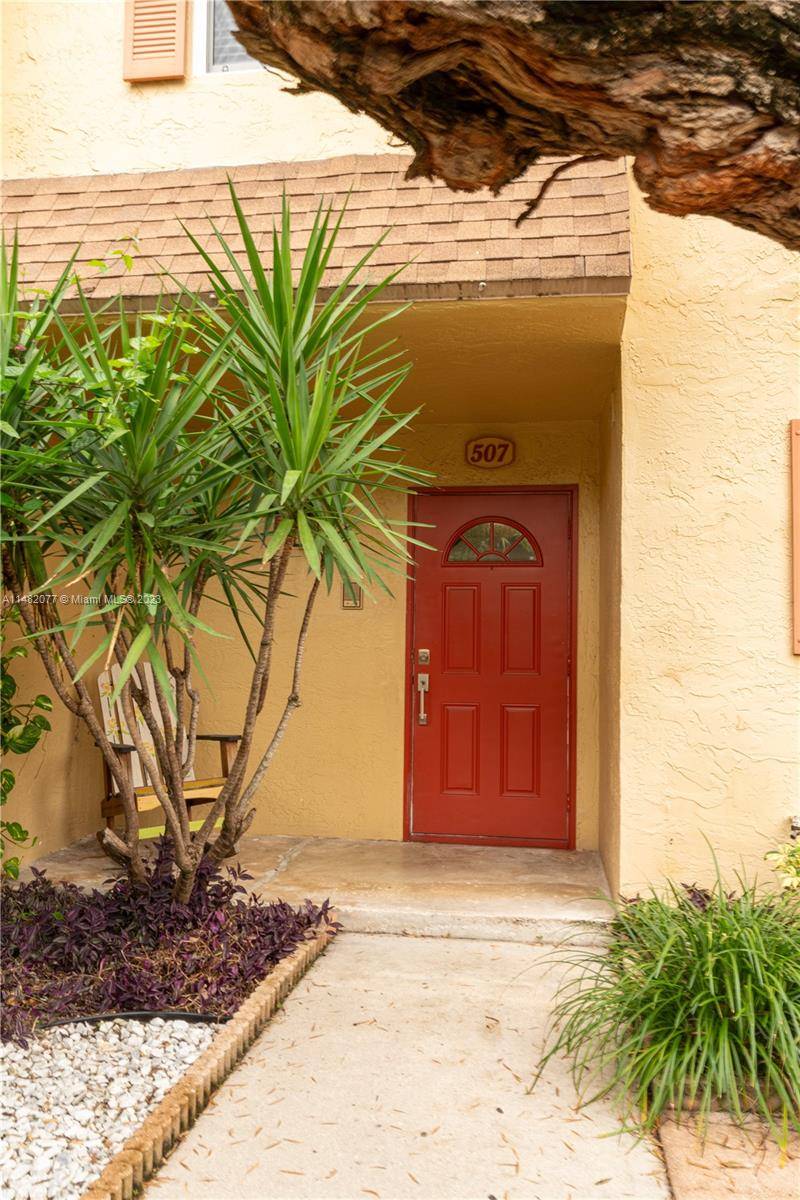Spacious 3 bedroom 2. 5 bath townhouse conveniently located close to Broward College, Nova Southeastern University, restaurants, 595 and the turnpike.