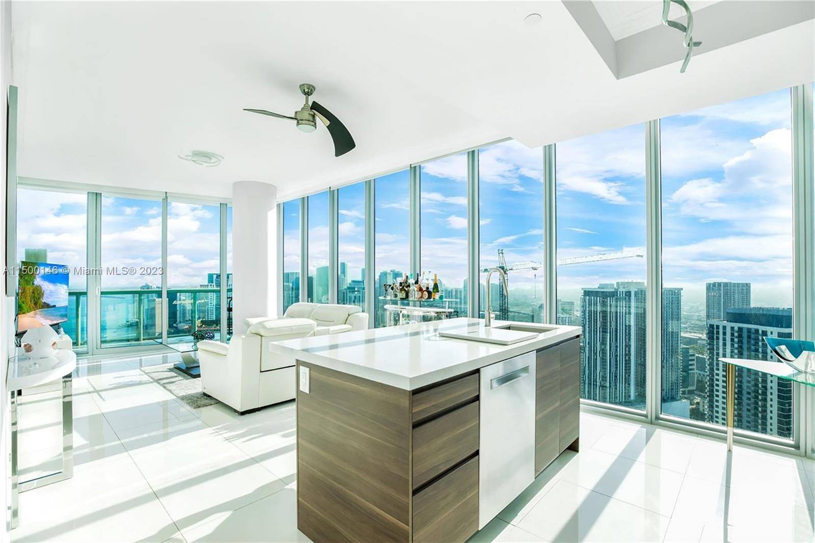 Step into this stunning 2 Bed condominium situated in the 01 line on the 53rd floor.
