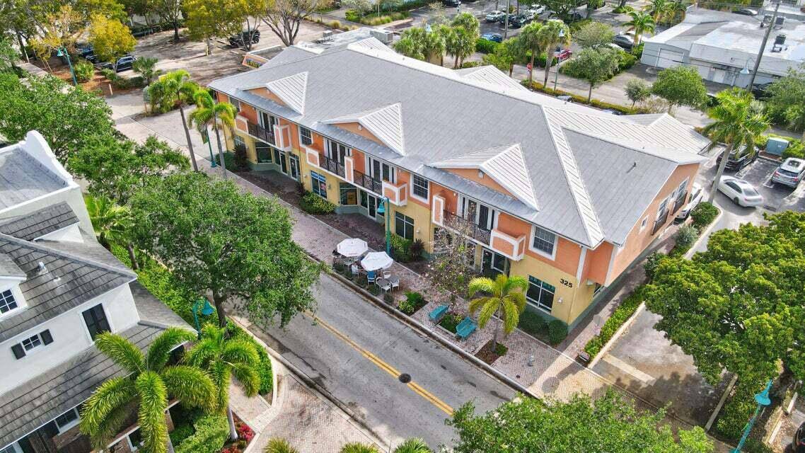 Great location ! Adorable 2 beds 2 bath condos at the downtown Delray Beach with a private balcony.