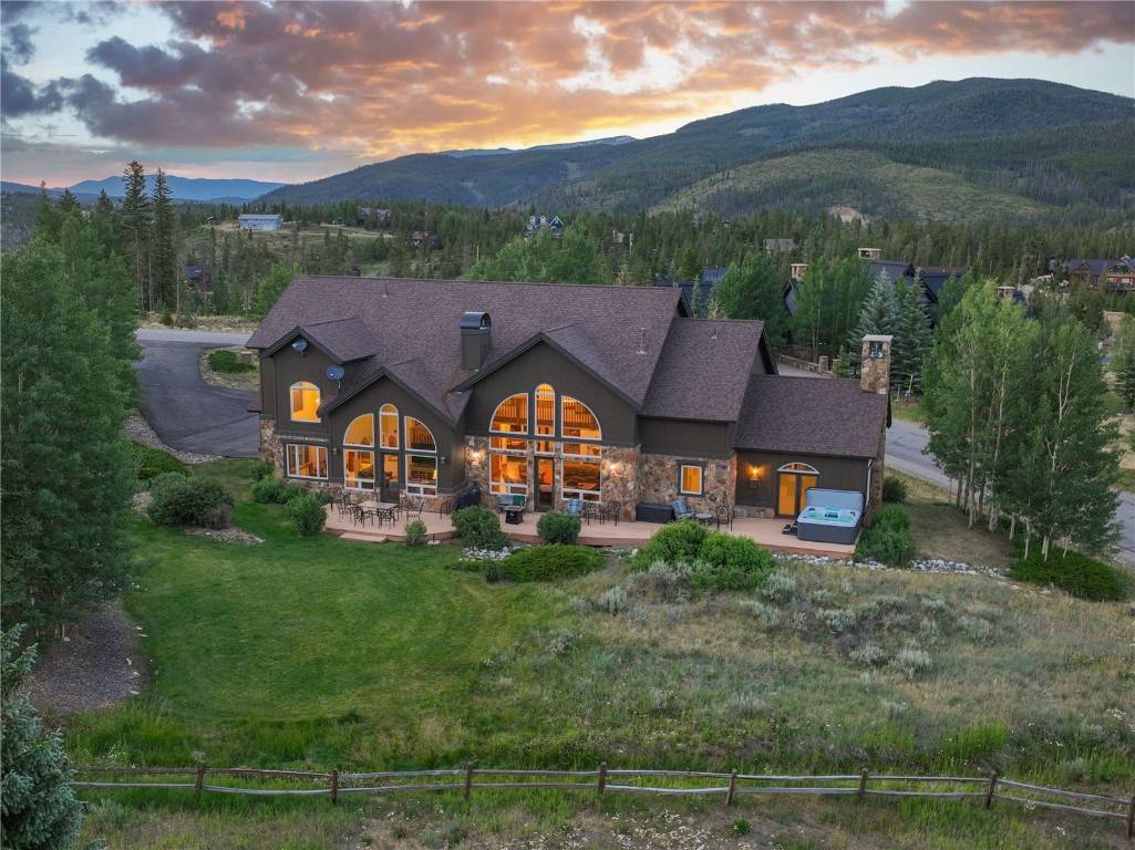 This gracious Highlands residence is located directly on the Breckenridge Beaver Golf Course, overlooking the second green of the Beaver with the majestic Baldy and Red Mountains in the backdrop.