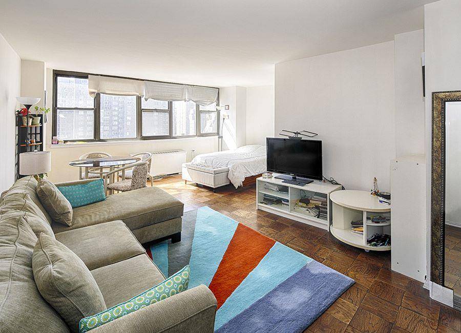 Sponsor Unit ! ! Located in prime Murray Hill, this spacious alcove studio offers a wall of large windows with open views and southern exposure, tons of closet space, a ...