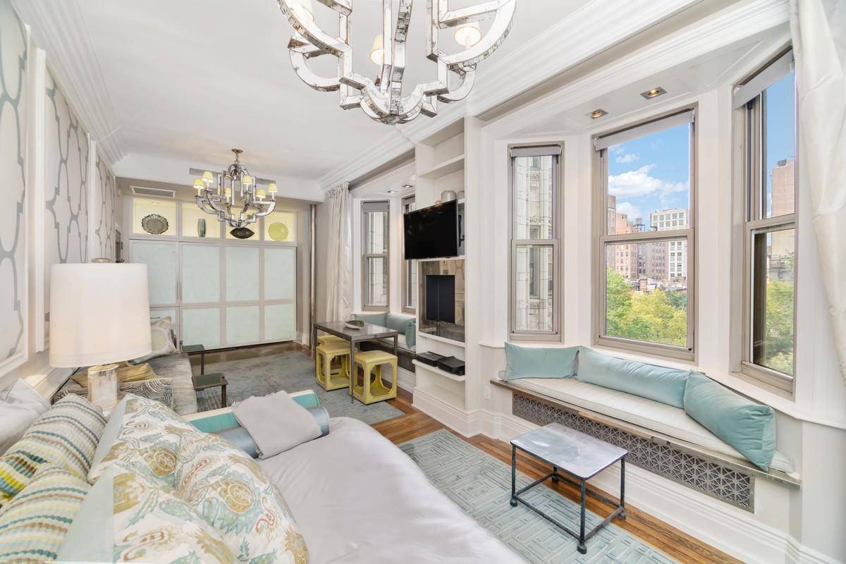 Welcome to this elegant studio situated at 36 Gramercy Park East, once known as the Gramercy Park Clubhouse.
