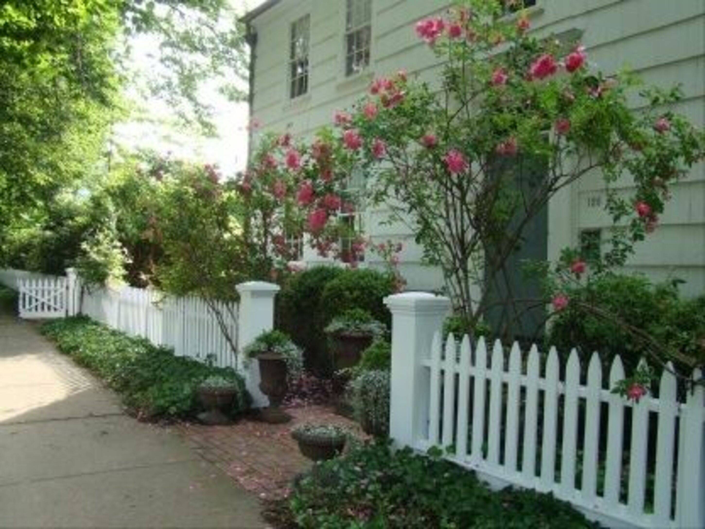 Gorgeous Gardens in the Village of East Hampton With 5 Bedrooms