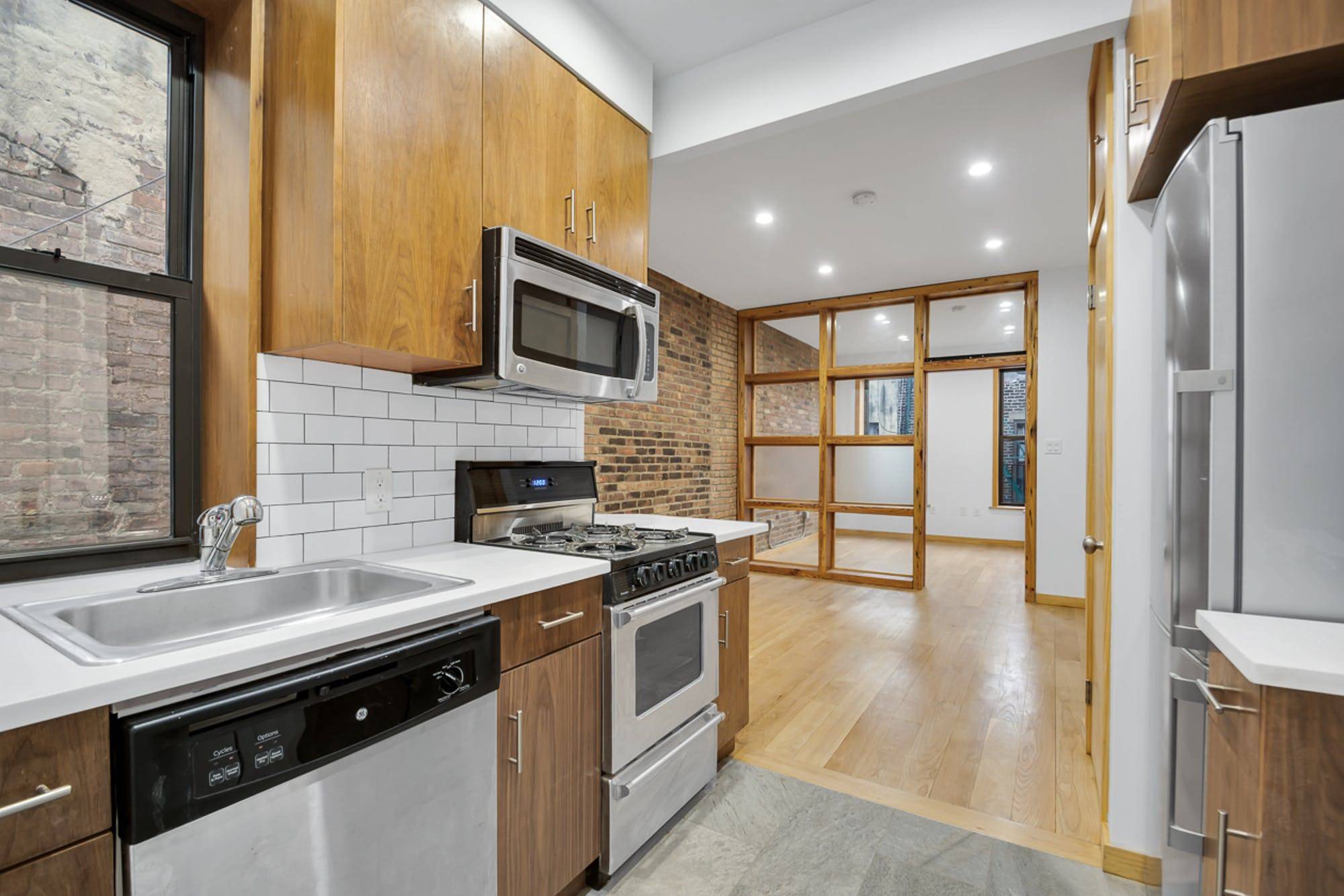 98 Suffolk Street between Rivington and Delancey Street Apartment 2C NEWLY RENOVATED 1 BEDROOM APARTMENT LAUNDRY IN BUILDING a PRIME LES LOCATION !
