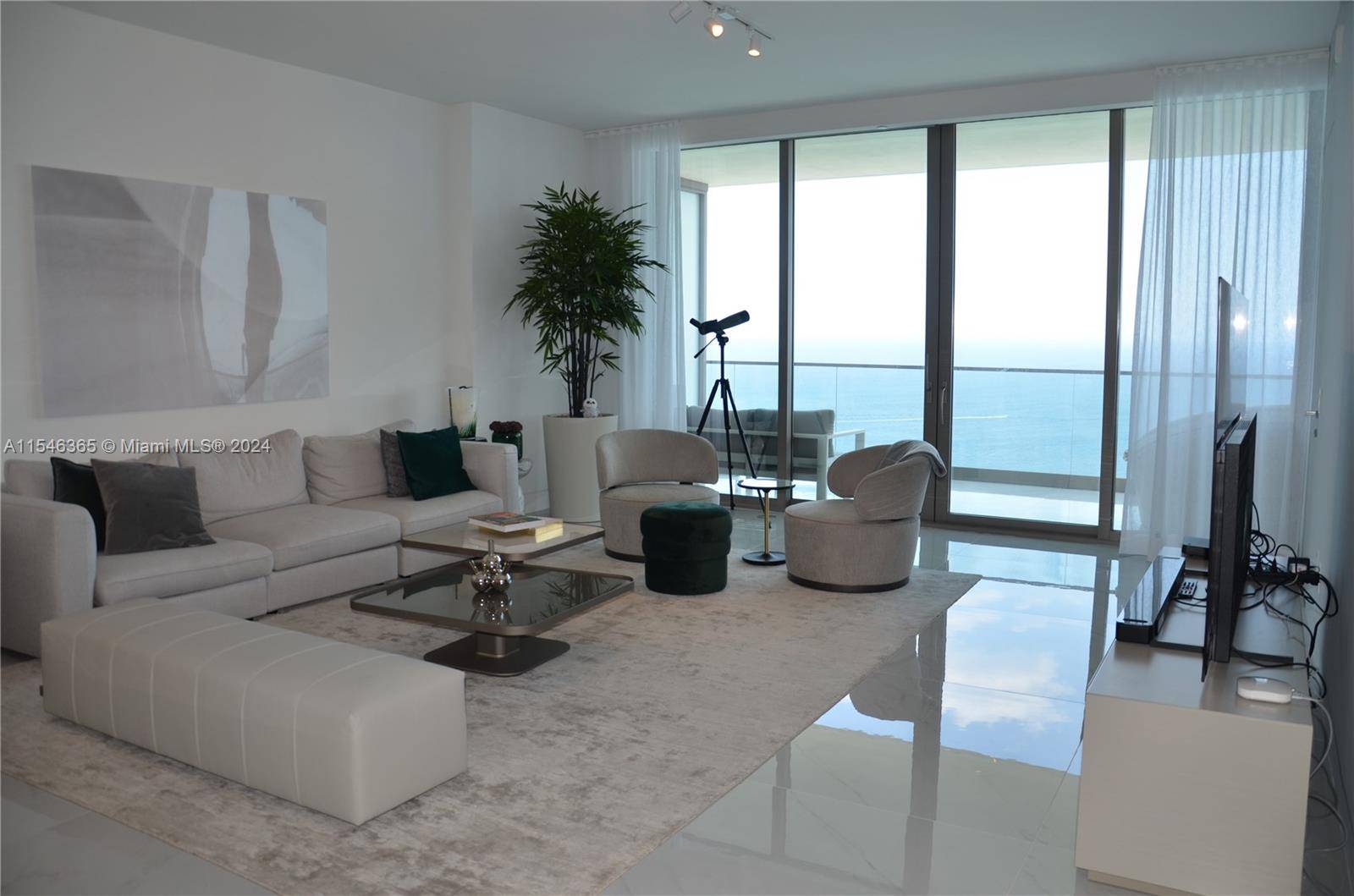 Enjoy this amaizing apartment in Armani Casa located in the heart of Sunny isles.