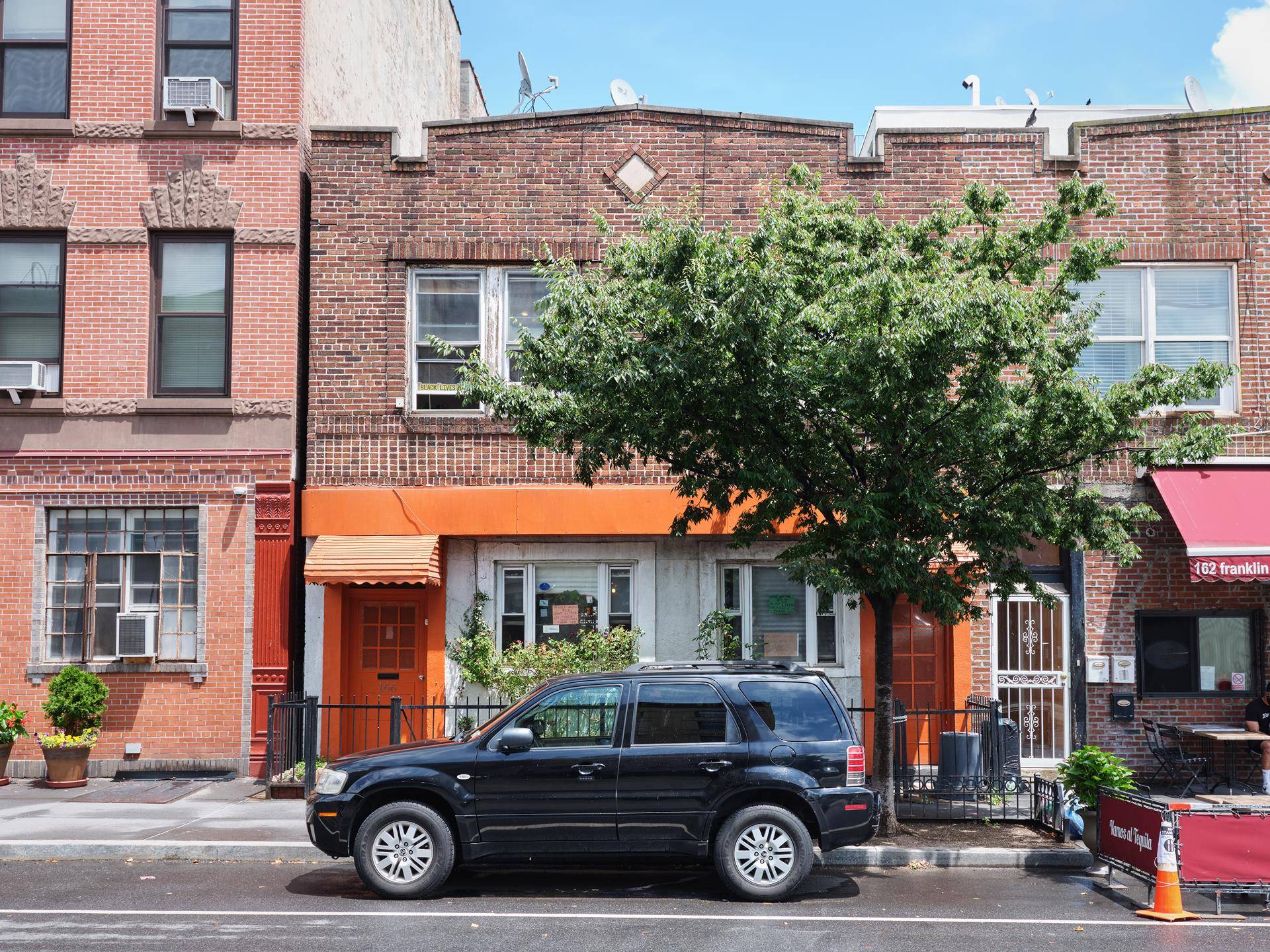 This handsome mixed use building is on the best block of Franklin St in the heart of Greenpoint, Brooklyn.