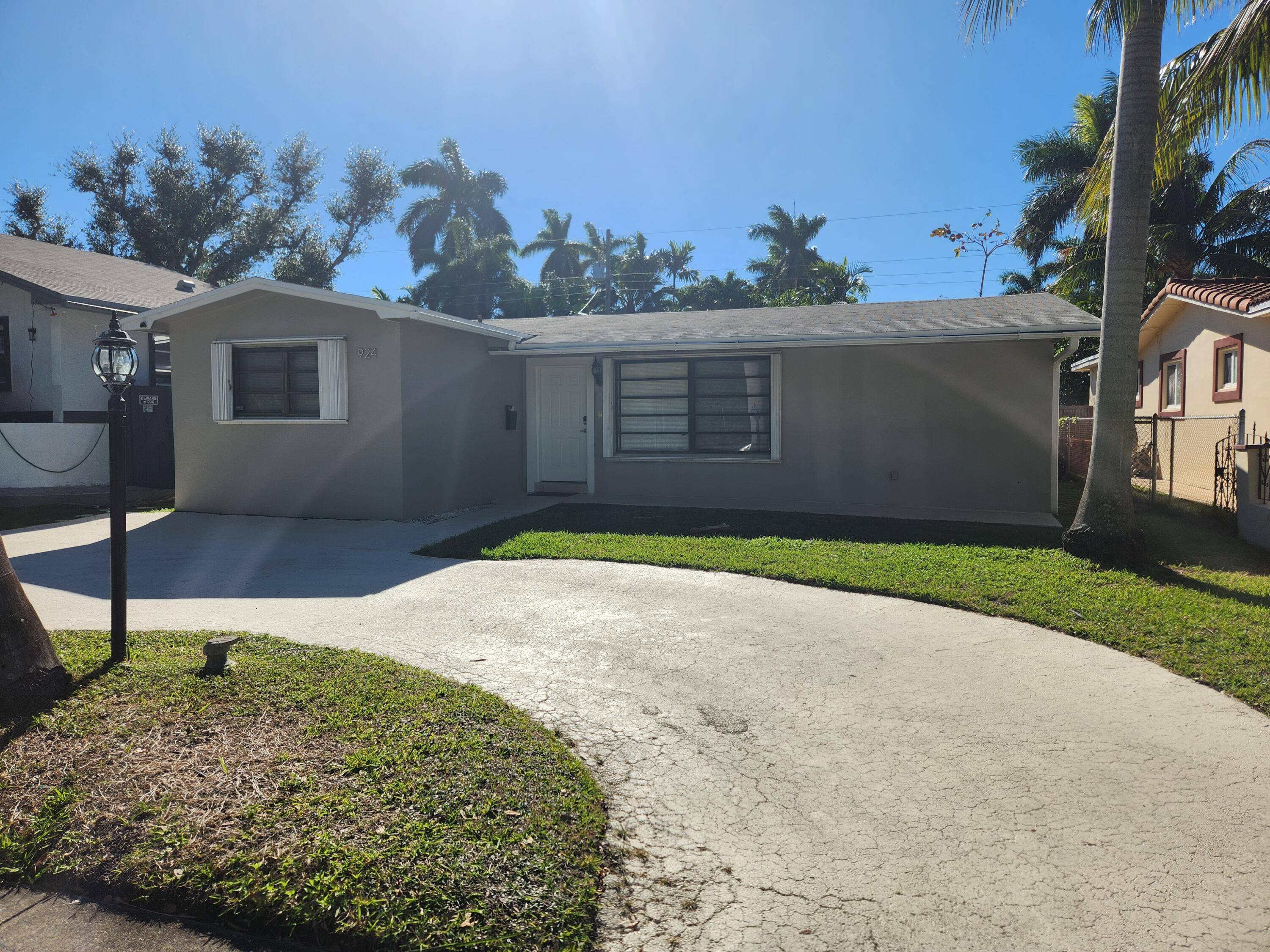 A completely remodel 5 bedrooms 3 baths home in Hollywood Lakes !