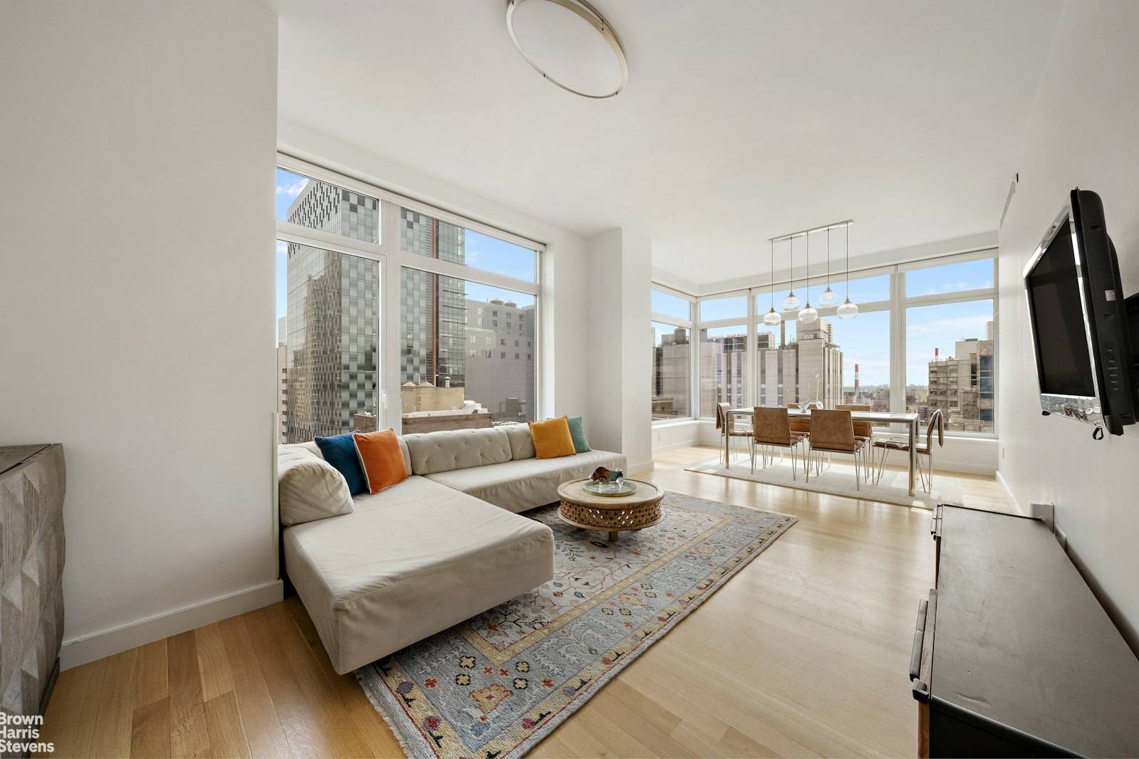 Breathtaking unimpeded city views from floor to ceiling windows frame every room in Residence 20C.