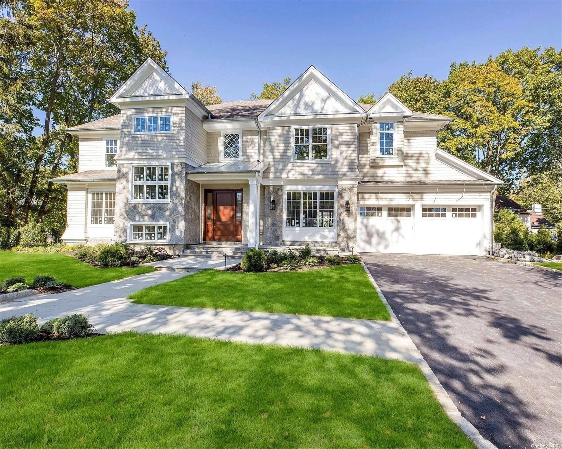 The Hamptons Meet Great Neck With This 6 Bedroom 6.