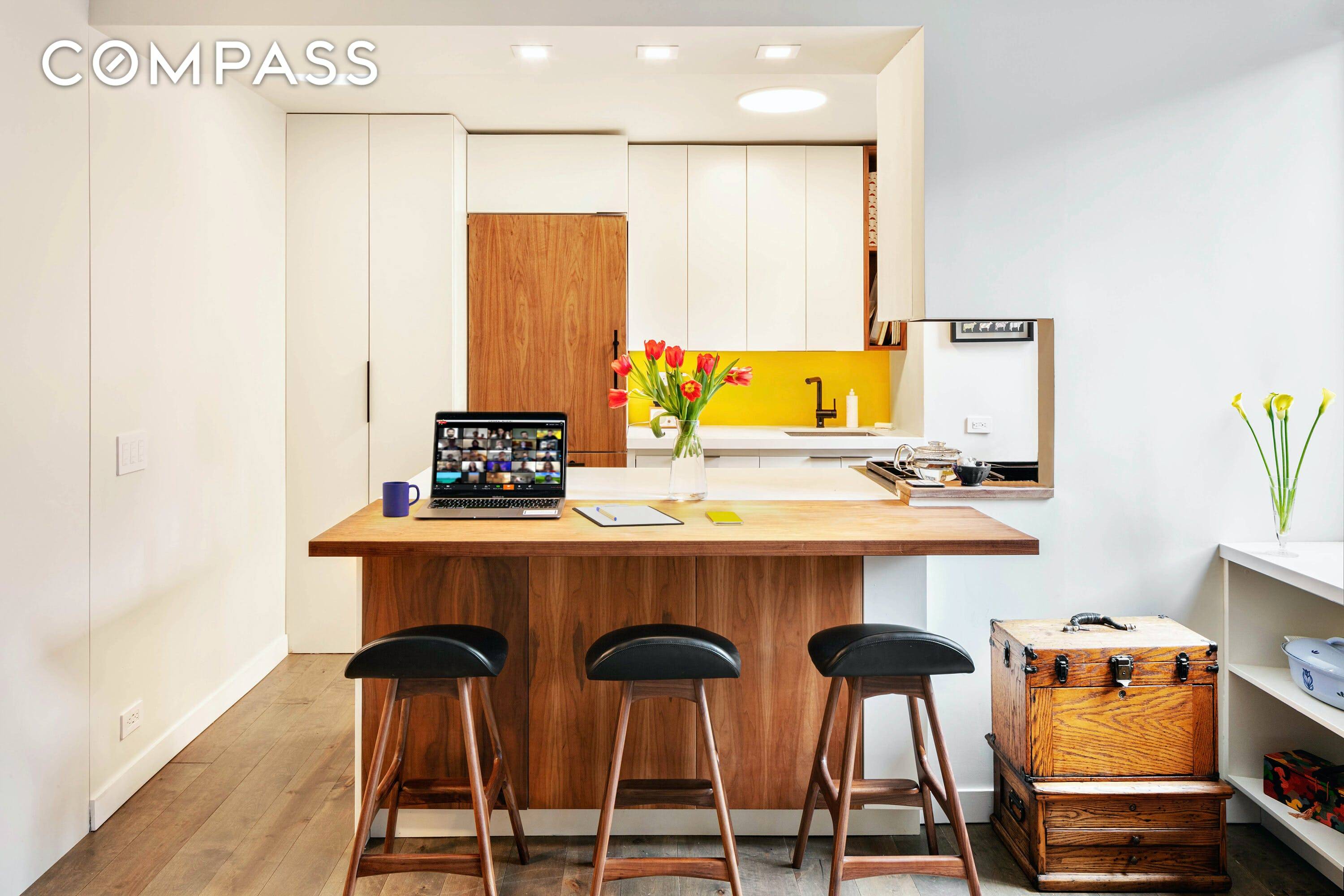 A Foothold in TriBeCa Purrrfect Pied a terre, Home Office, Away From Home !