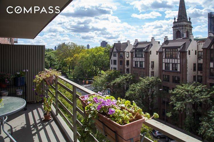 Enjoy Central Park ! Spacious 1 bedroom apartment with a magnificent balcony overlooking landmarks and Central Park in a luxury building with full amenities.