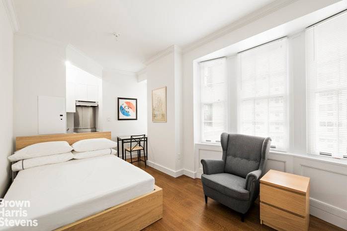 This charming 294 square foot junior studio is perfectly located in a full service prewar condominium building between Fifth and Madison Avenues.