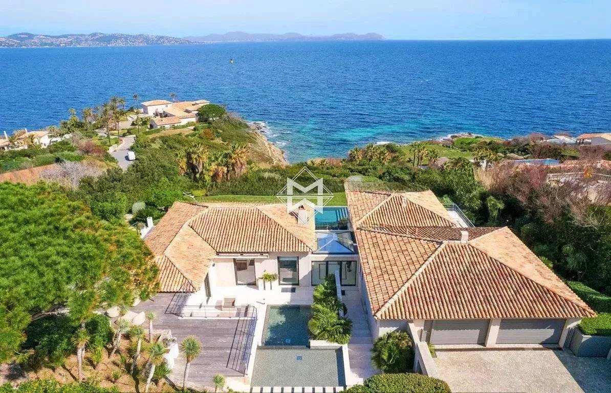 Property facing the sea in the heart of the Saint-Tropez Parks