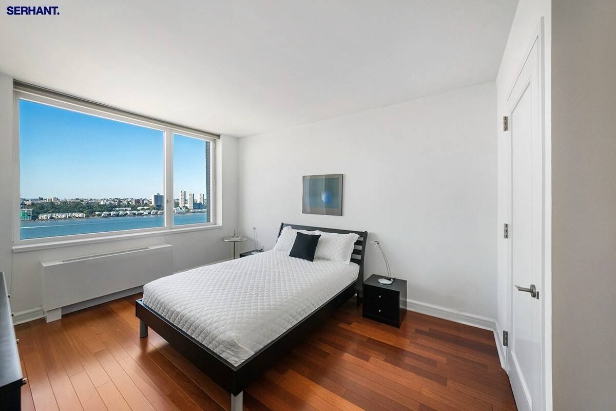 SUN FILLED CORNER 3 BEDROOM WITH PANORAMIC HUDSON RIVER VIEWS This STUNNING, MOVE IN READY, 3 bedroom, 3 bath CORNER RESIDENCE on the 25th FLOOR offers SUN SPLASHED SOUTH and ...