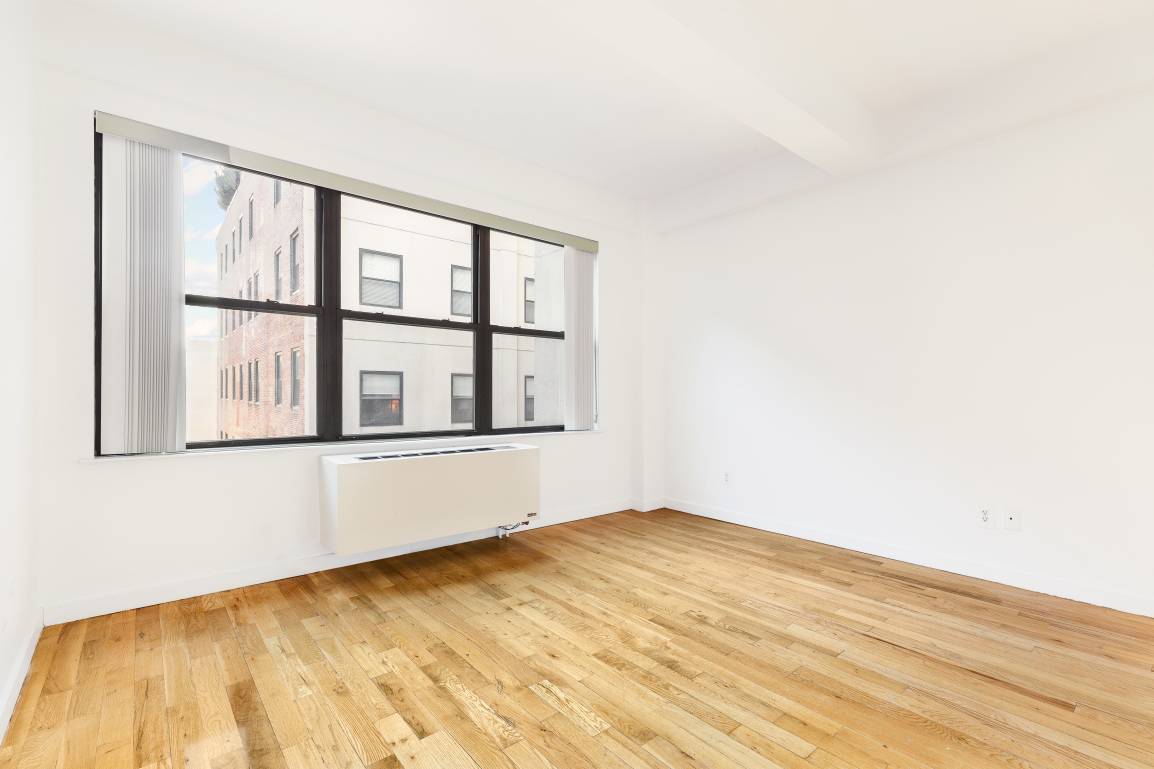 NO FEE. Located on the border of Chelsea amp ; Greenwich Village, this south facing 1 Bedroom apartment features a new stainless steel appliances, queen sized bedroom and a cozy ...