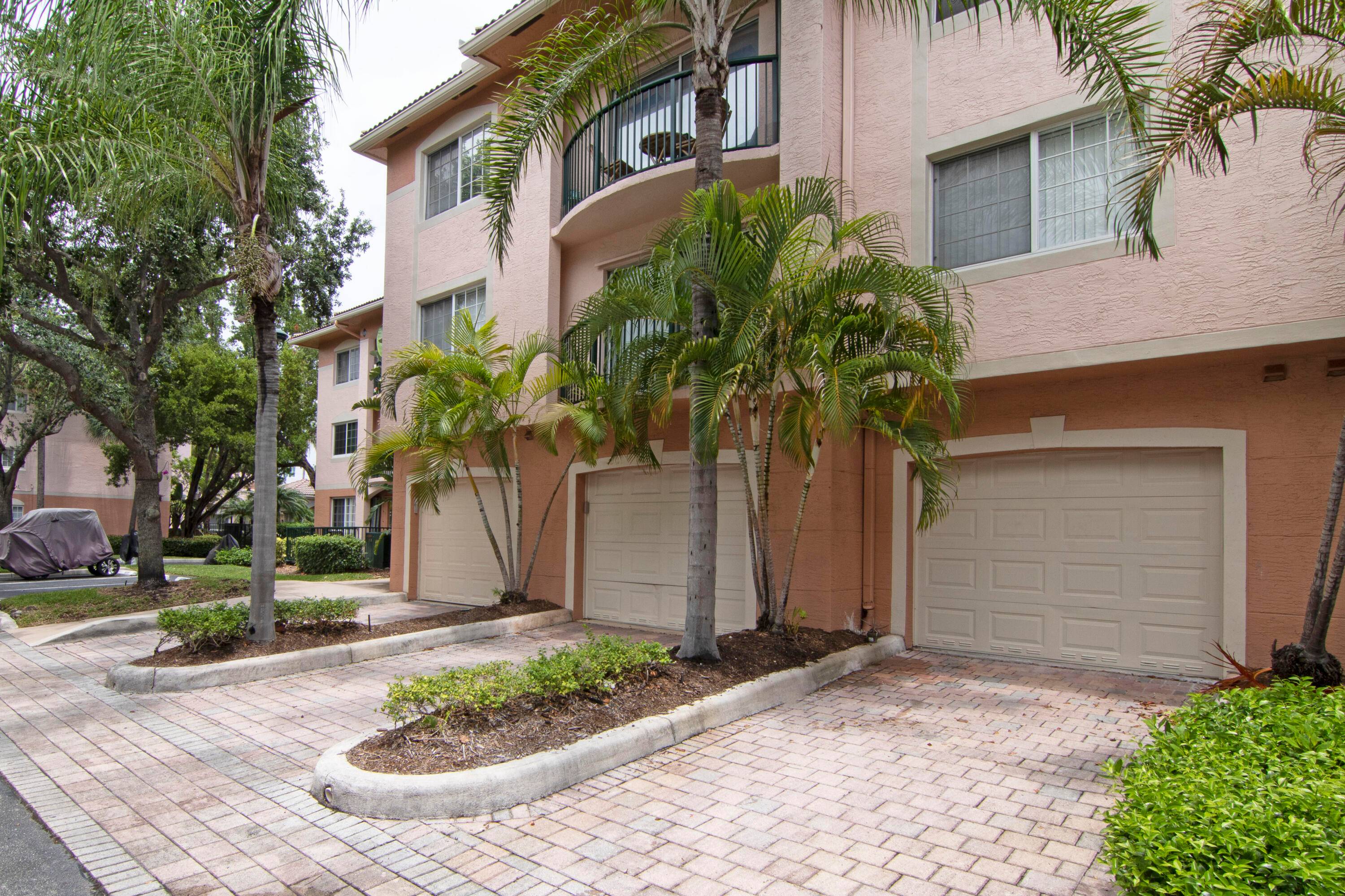 Beautiful Townhome with a Garage in Fort Lauderdale.