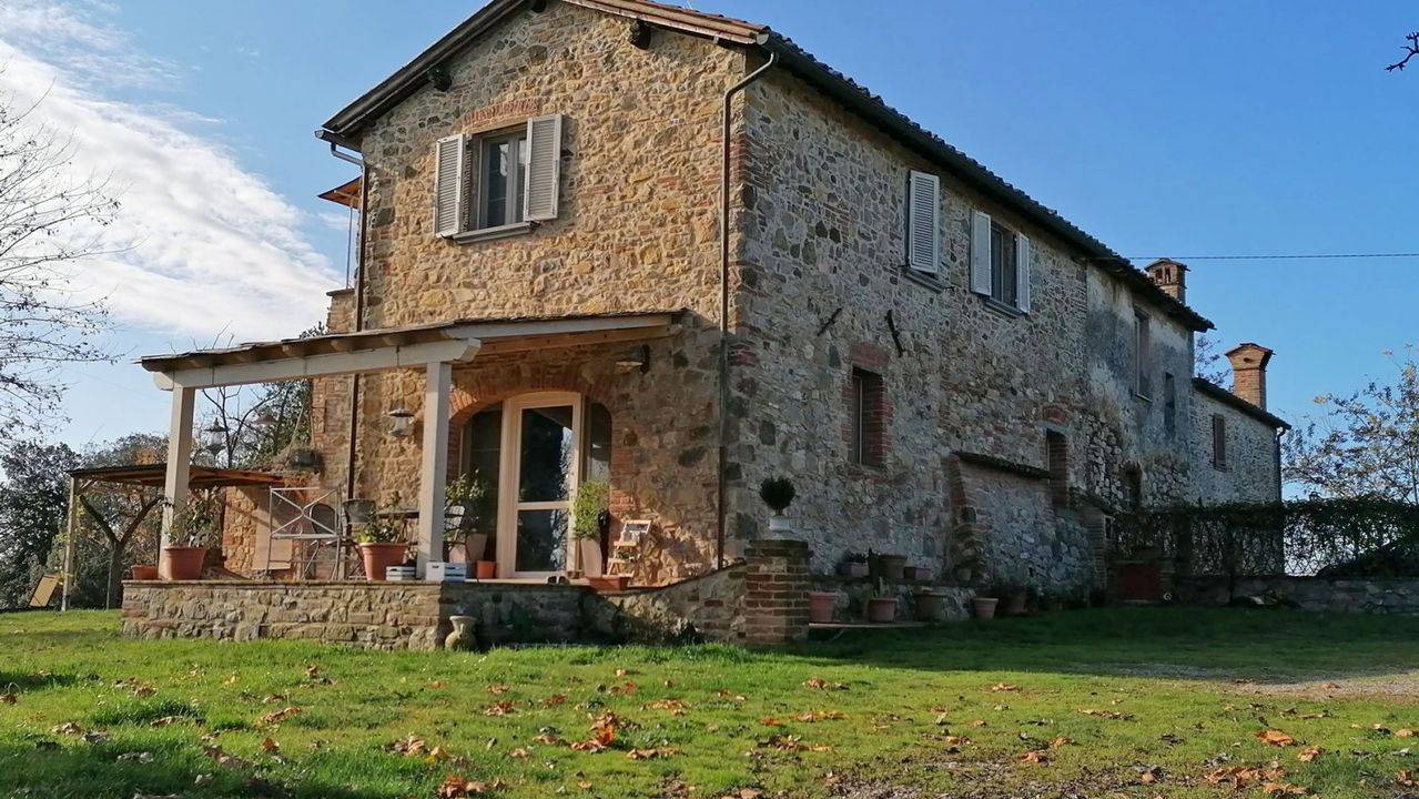 Portion of a typical Tuscan farmhouse for sale in Lucignano, Arezzo. Property for sale with 4 hectares of land, olive grove and truffle ground