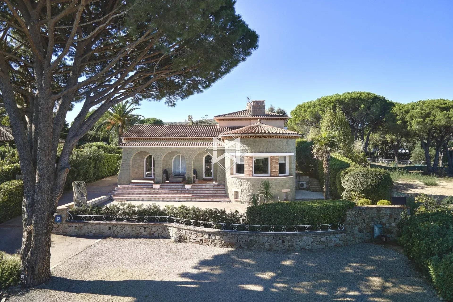 Few steps from the village of Saint Tropez - Closed domain