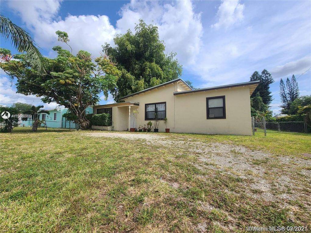 SINGLE FAMILY HOME, 4 BEDROOM 2 BATHROOM, TILE FLOORS, GREAT LOCATION NEXT TO HOLLYWOOD, NEAR SHOPPING CENTER, MAJOR ROADS, BIG BACKYARD, RENOVATED KITCHEN, NEWER KITCHEN CABINETS, STAINLESS STEEL APPLIANCES, FULL ...
